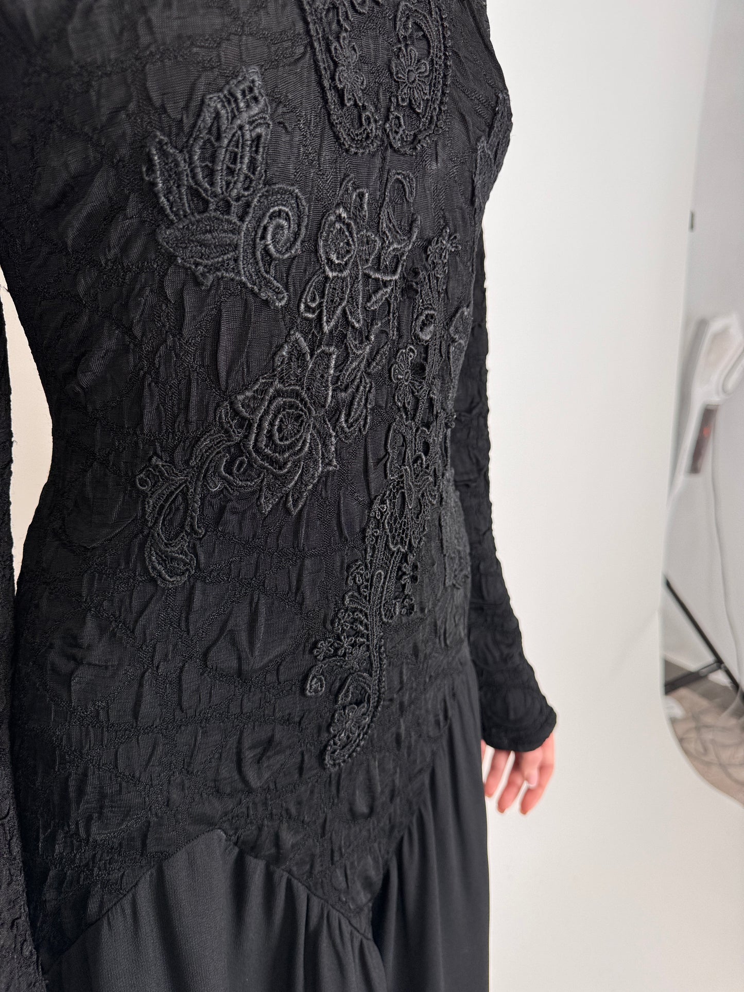 LBD vintage cambrata elastică cu aplicații de dantelă macrame