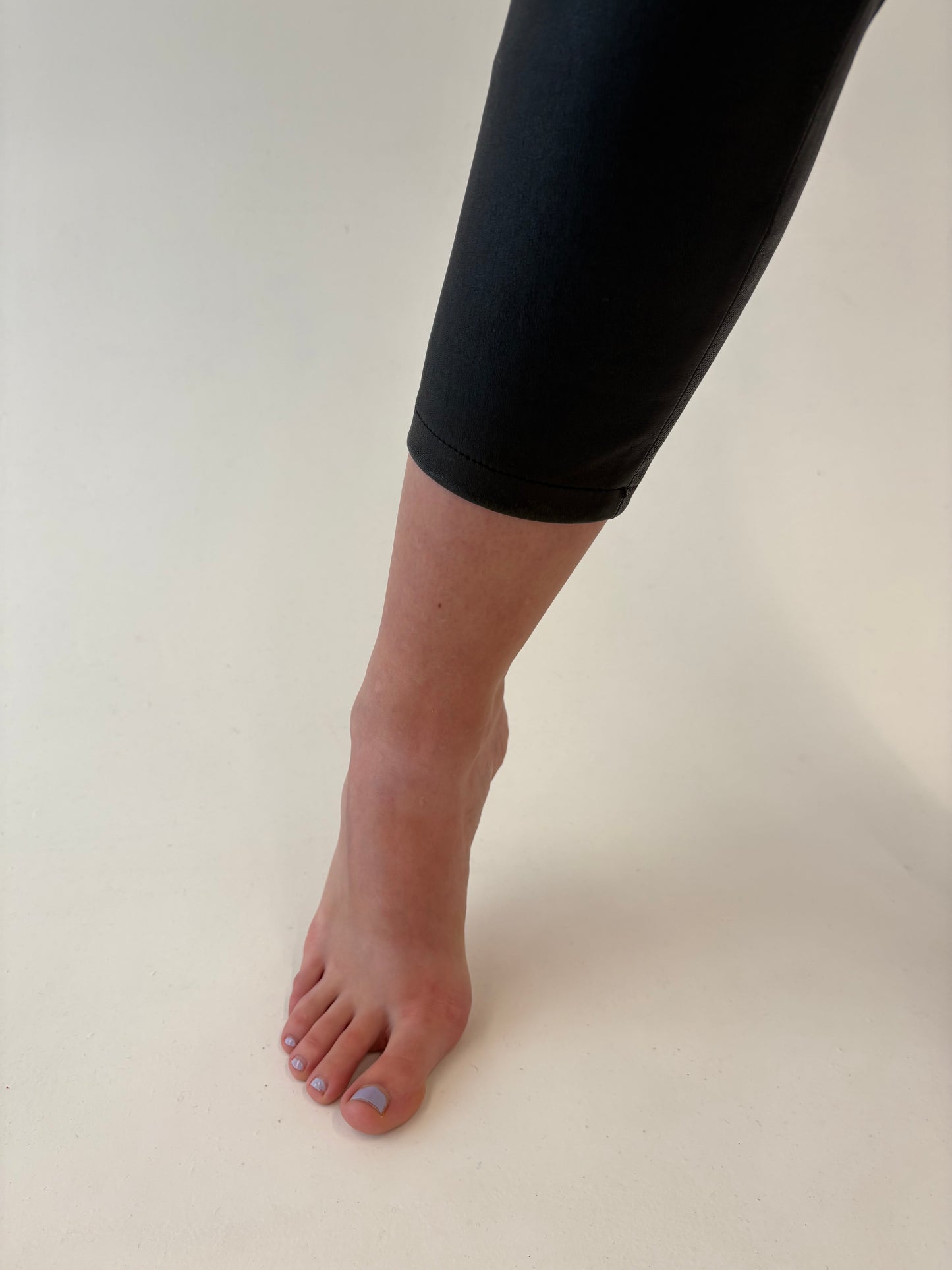 Pantaloni petite din piele naturală ușor strech