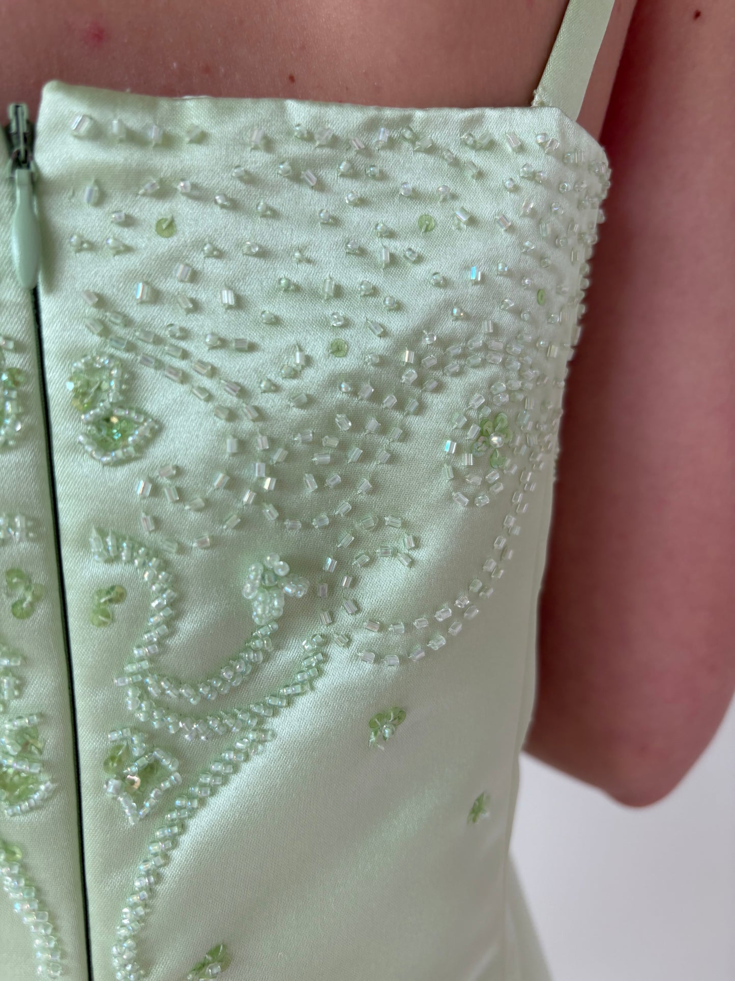 Rochie vintage verde crud cu corset ascuns și aplicații manuale delicate
