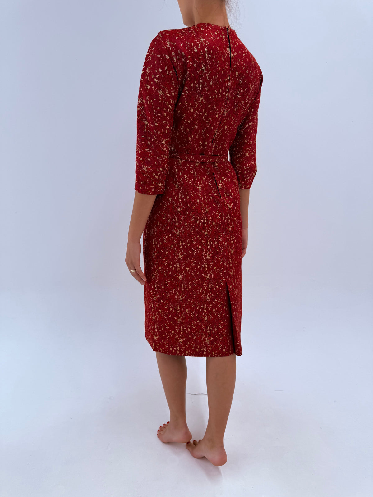 Rochie cocktail old vintage anii ’60 din brocart prețios cu guler-cape sculptural