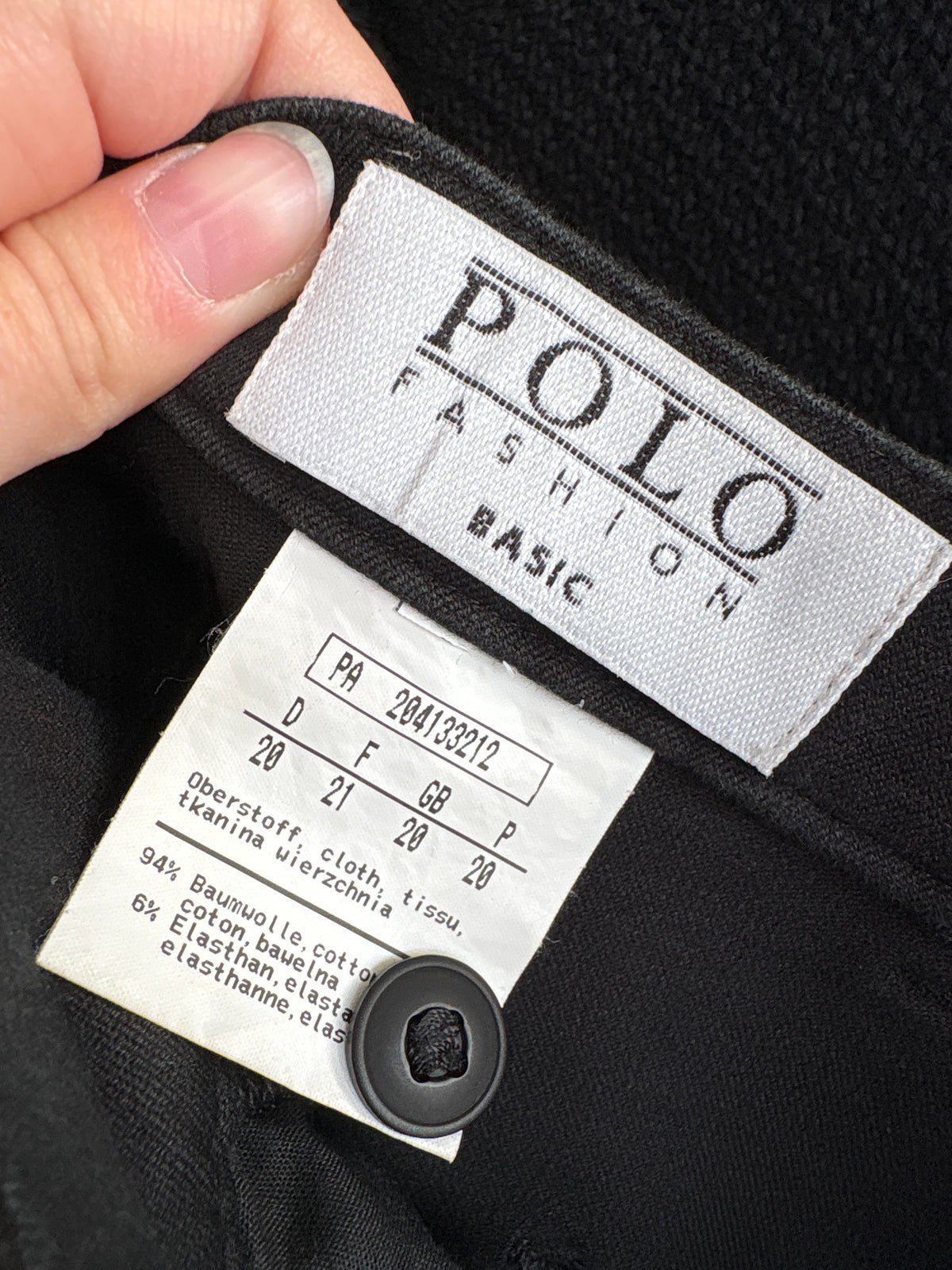 Pantaloni petite negri cu talie ultra înaltă și solduri mai generoase