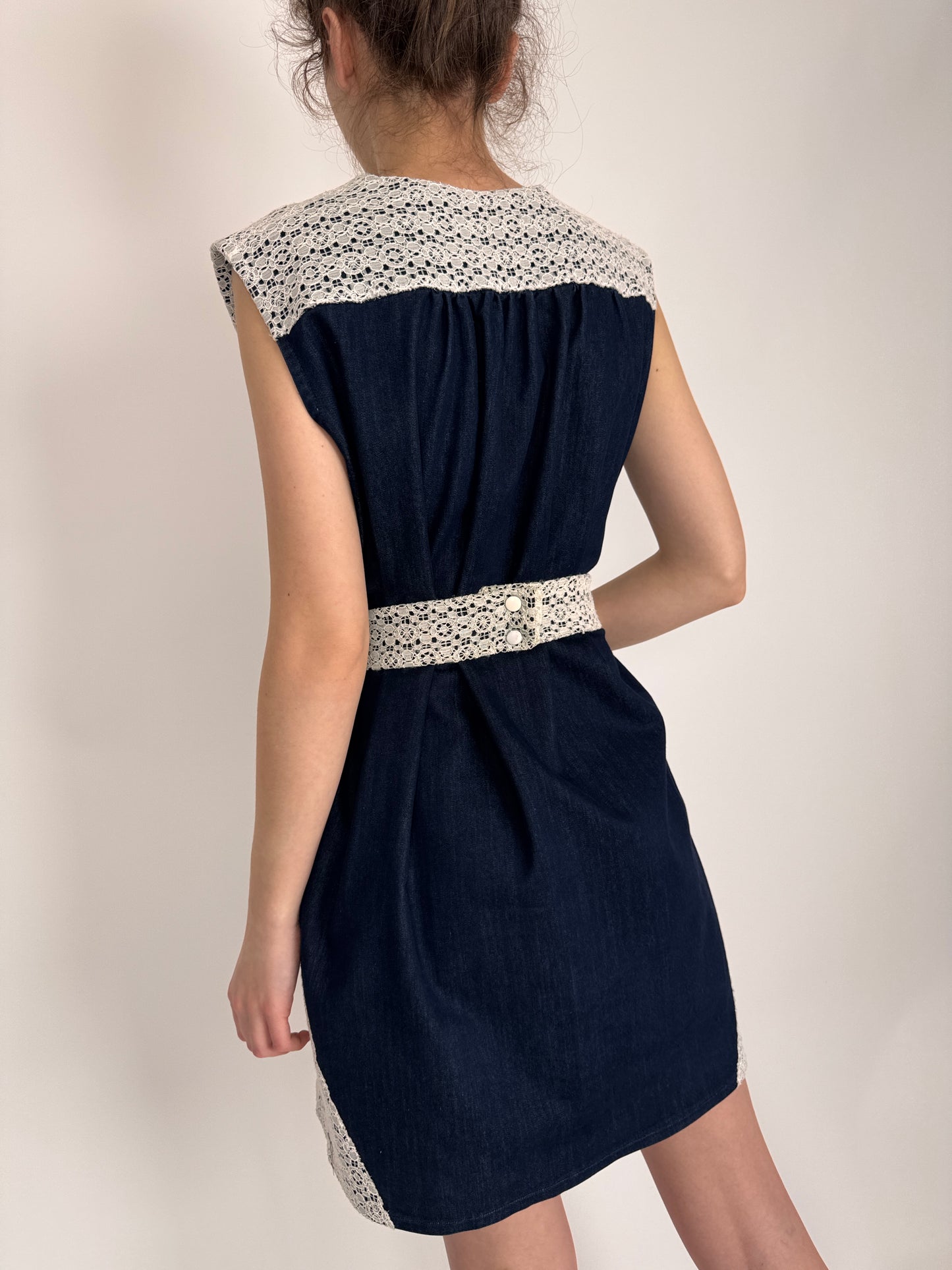 Rochie vintage din dantelă macrame și jeans cu talie marcată