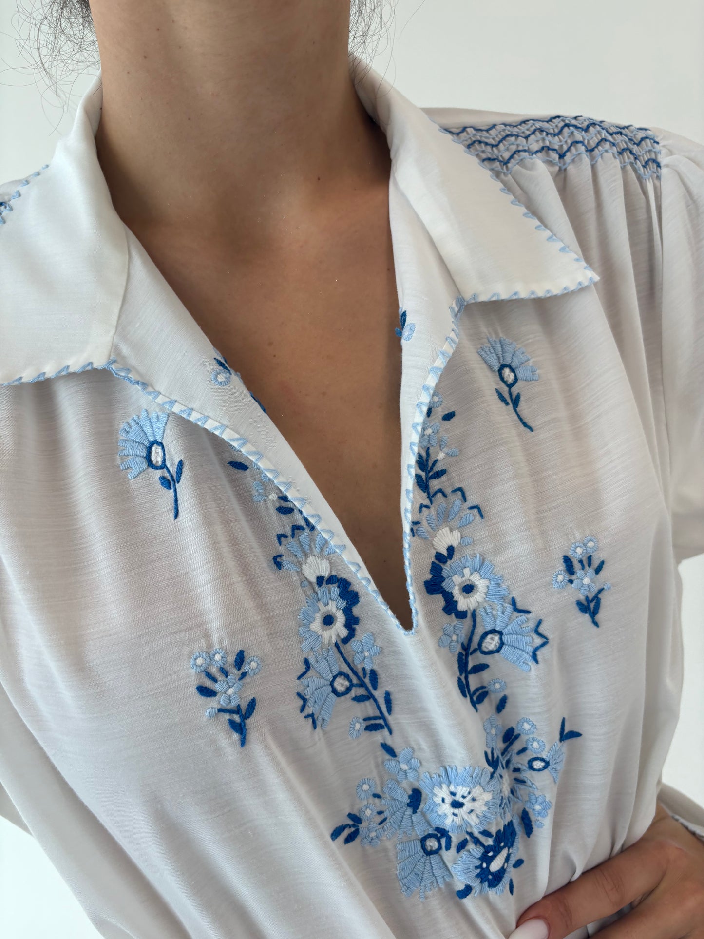 Cămașa vintage bijterie din bumbac cu broderie manuală excepțională