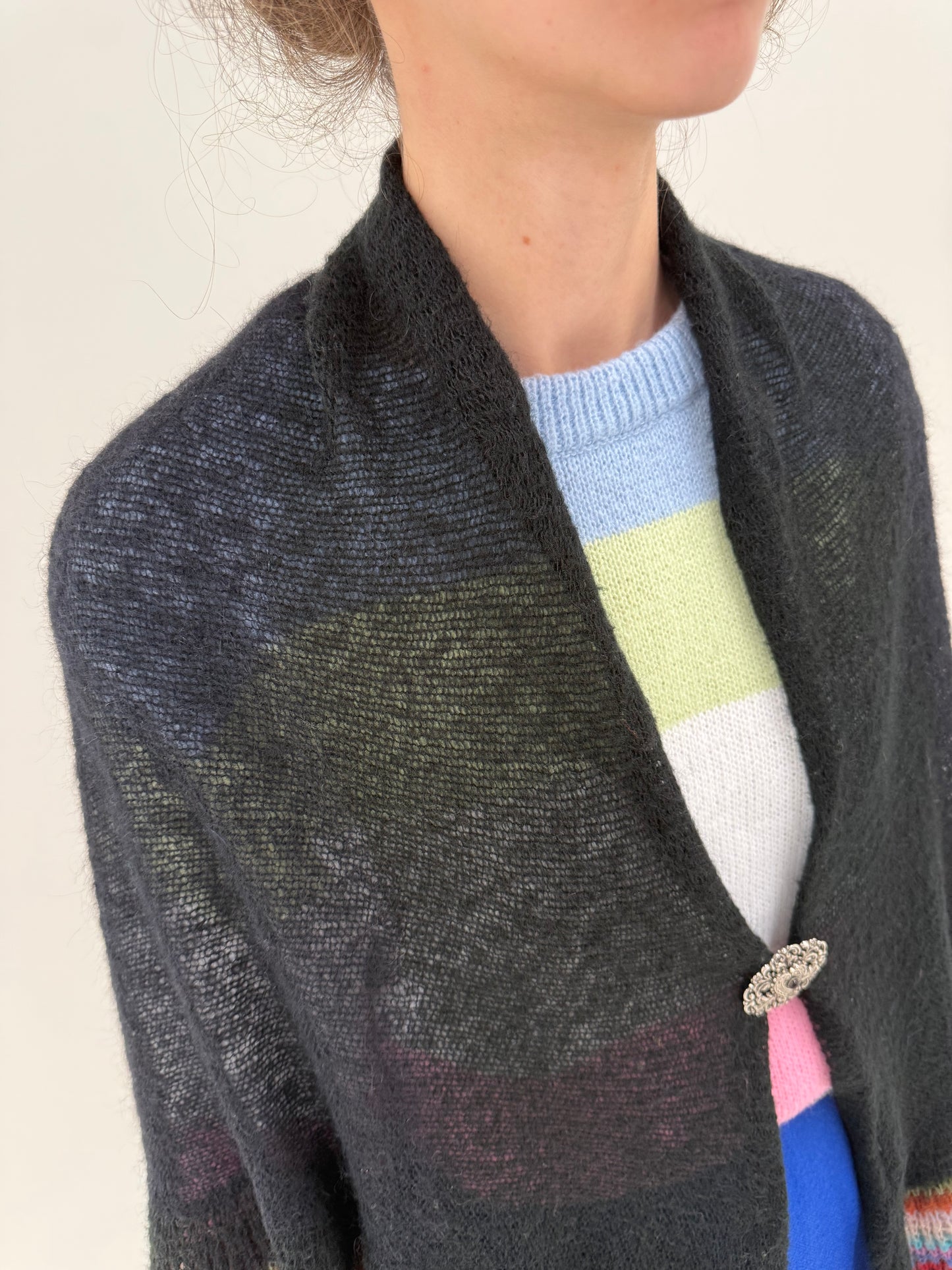 Capă neagră din baby mohair cu volan supradimensionat colorat