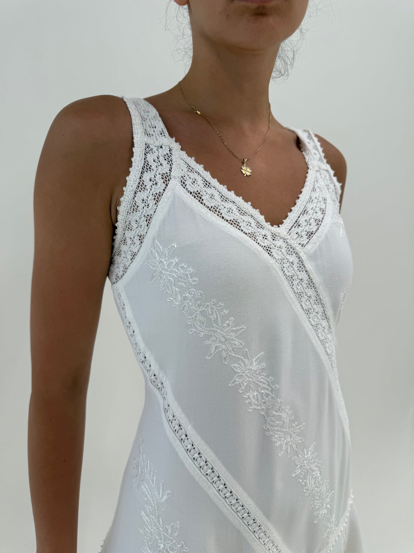 Rochie vintage bijuterie cu talie reglabilă, broderie și macrame lucrat manual