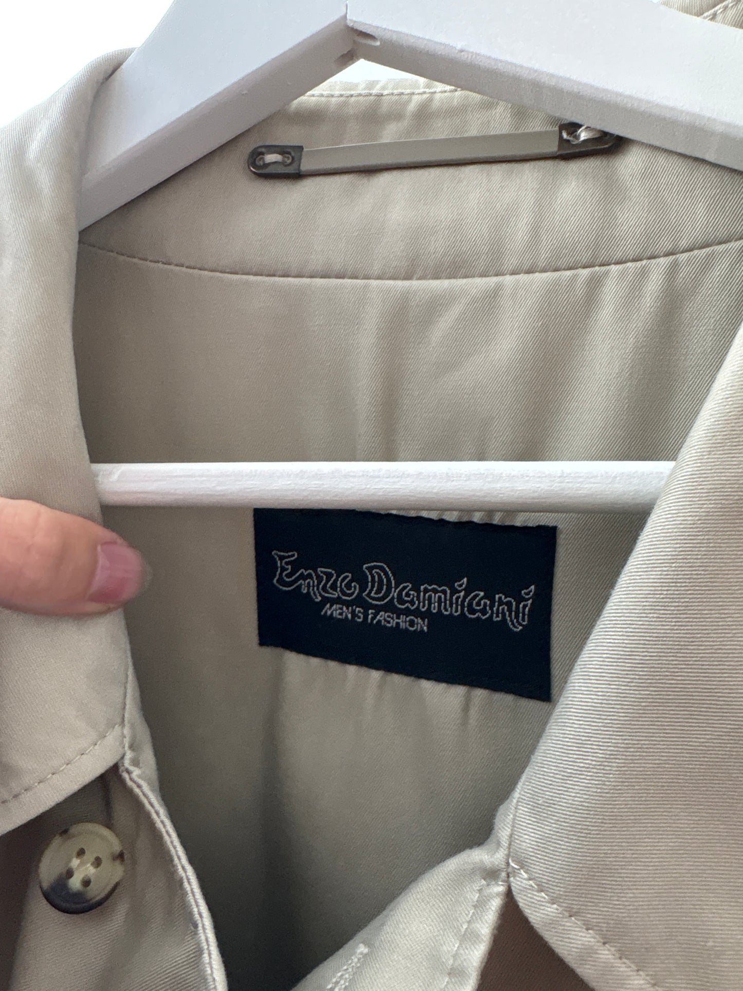 Trench vintage light nude impermeabil în croi revenit în trend