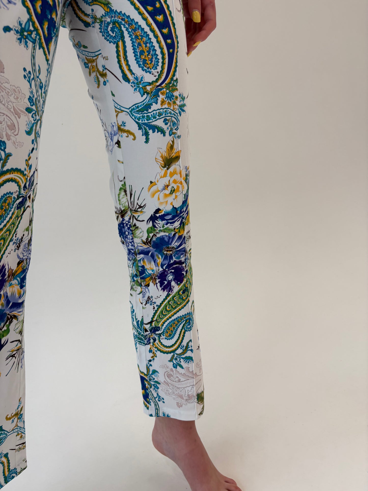Pantaloni din bumbac modelator cu print paisley în culori superbe