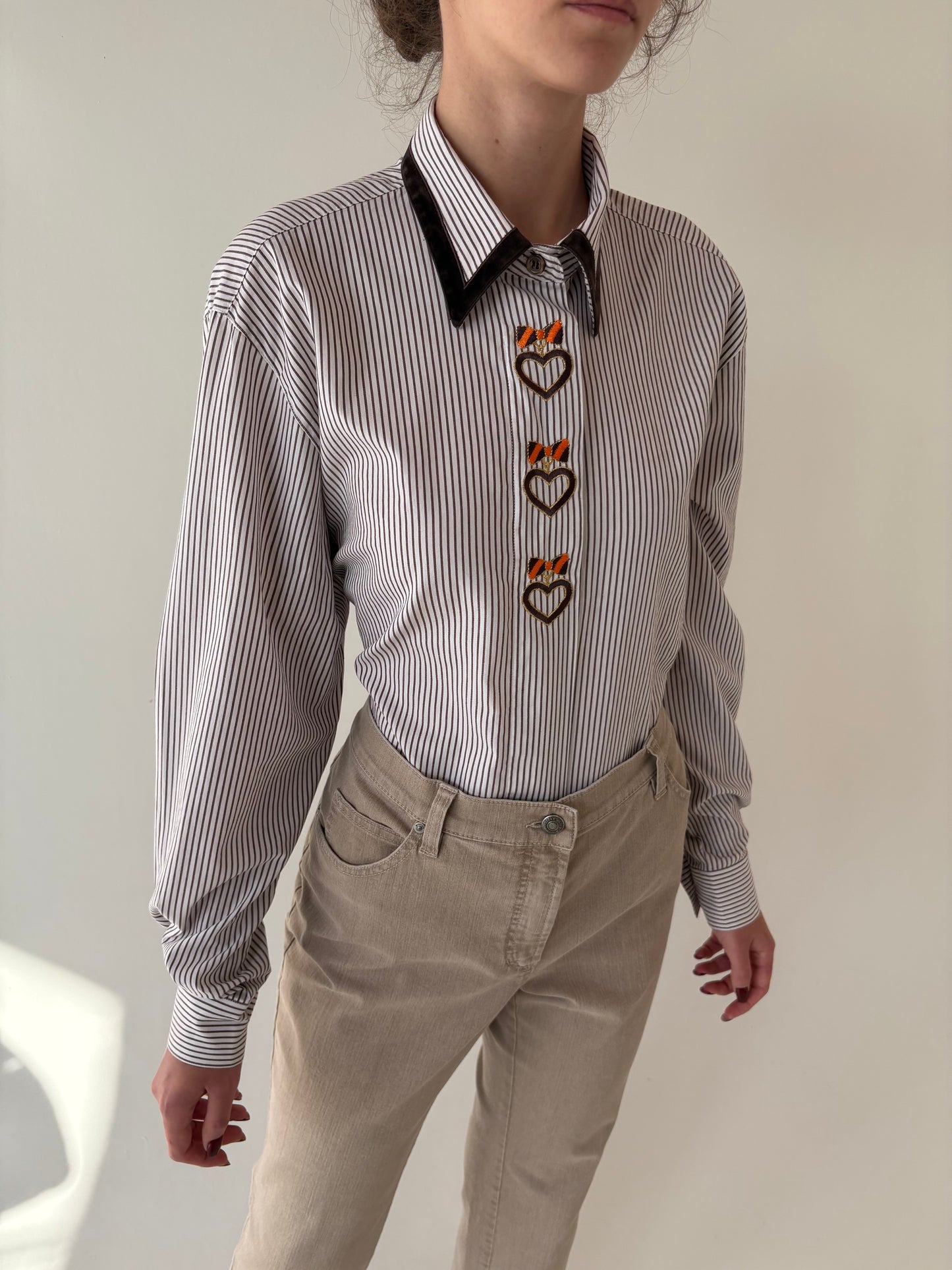 Cămașa premium italiană cu dungi fine chocolate brown și broderie