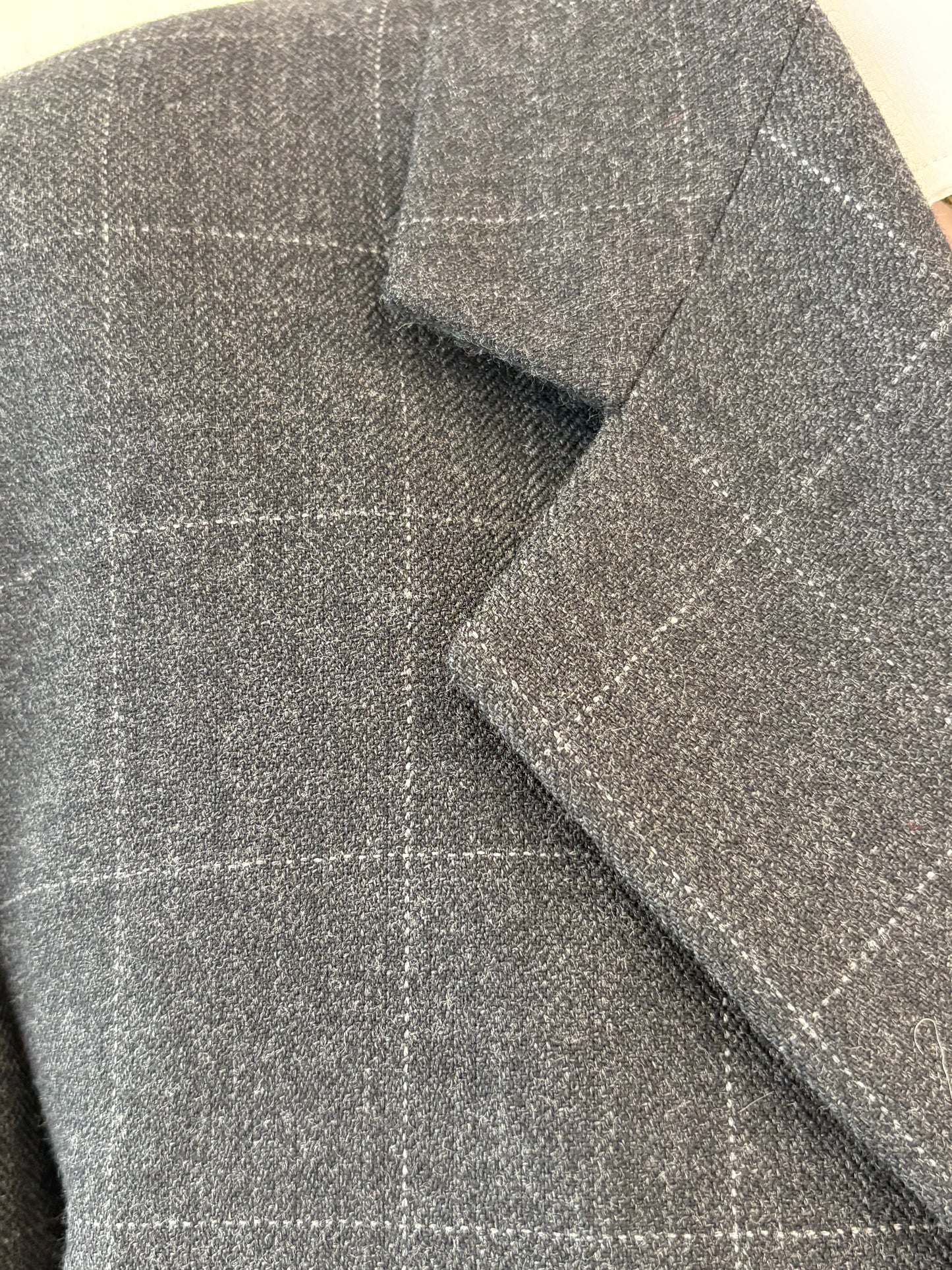 Sacou charcoal gray în carouri fine din stofă de lana extrafina pura certificată