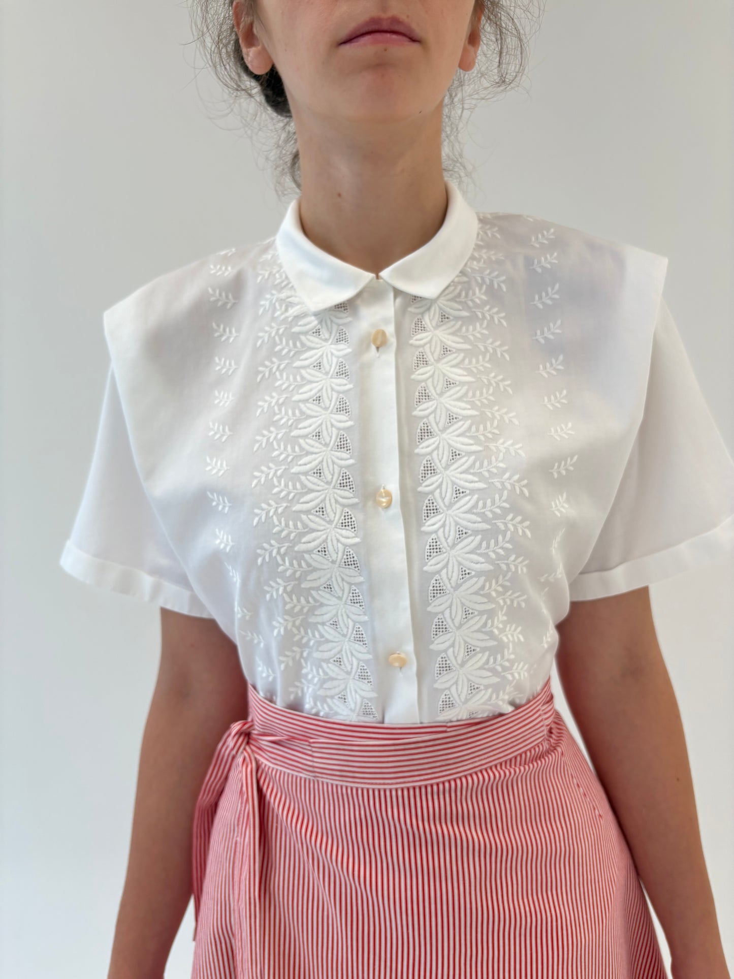 Cămașa vintage cu broderie excepțională pe bumbac satinat