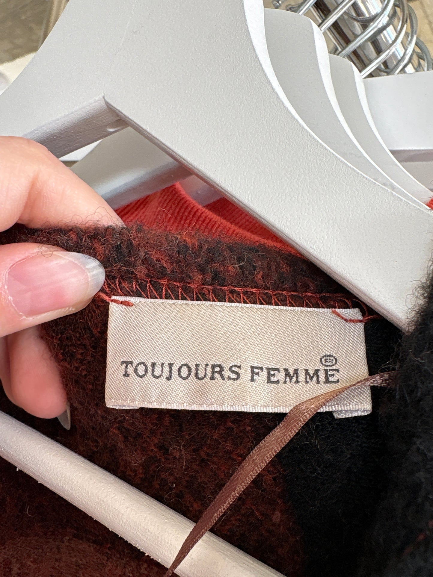 Capa groasă în nuanțe neutre din lana extrafina