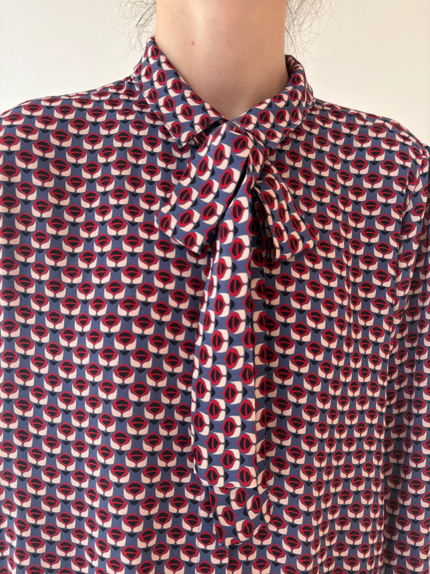 Cămașa de brand luxury italian cu print geometric și eșarfă