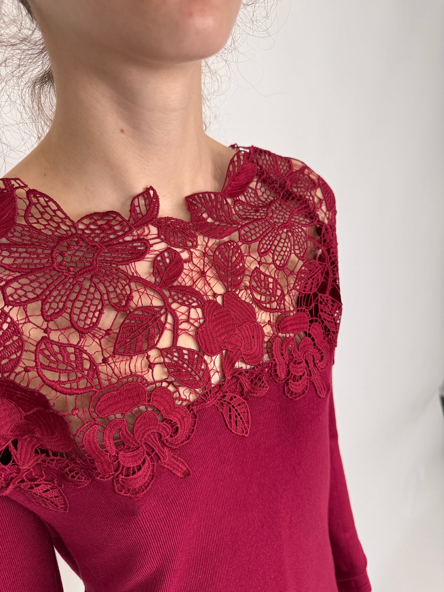 Bluză burgundy cu aplicație masivă de dantelă macrame