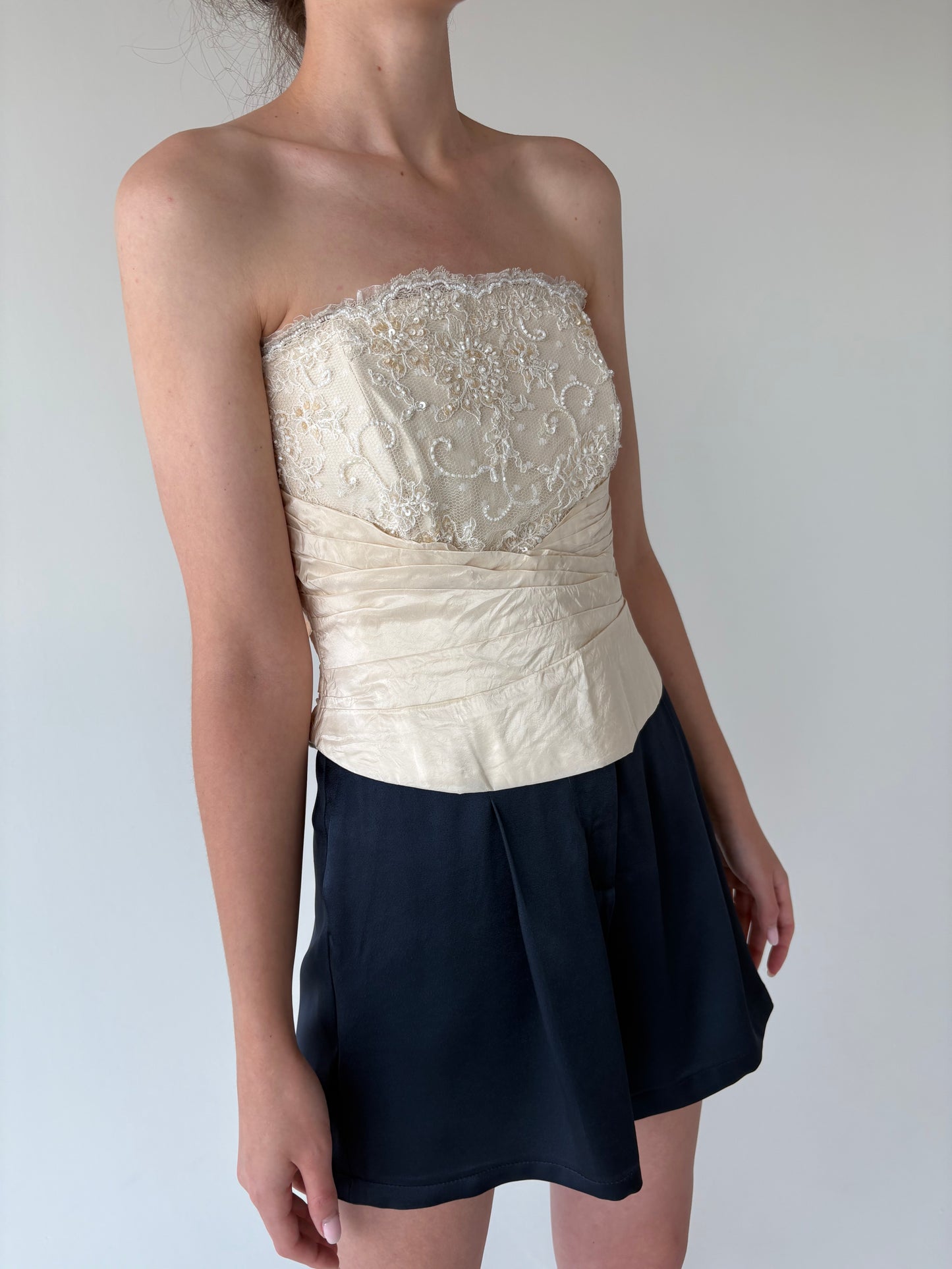 Corset butter white reglabil cu aplicații manuale și dantelă chantily