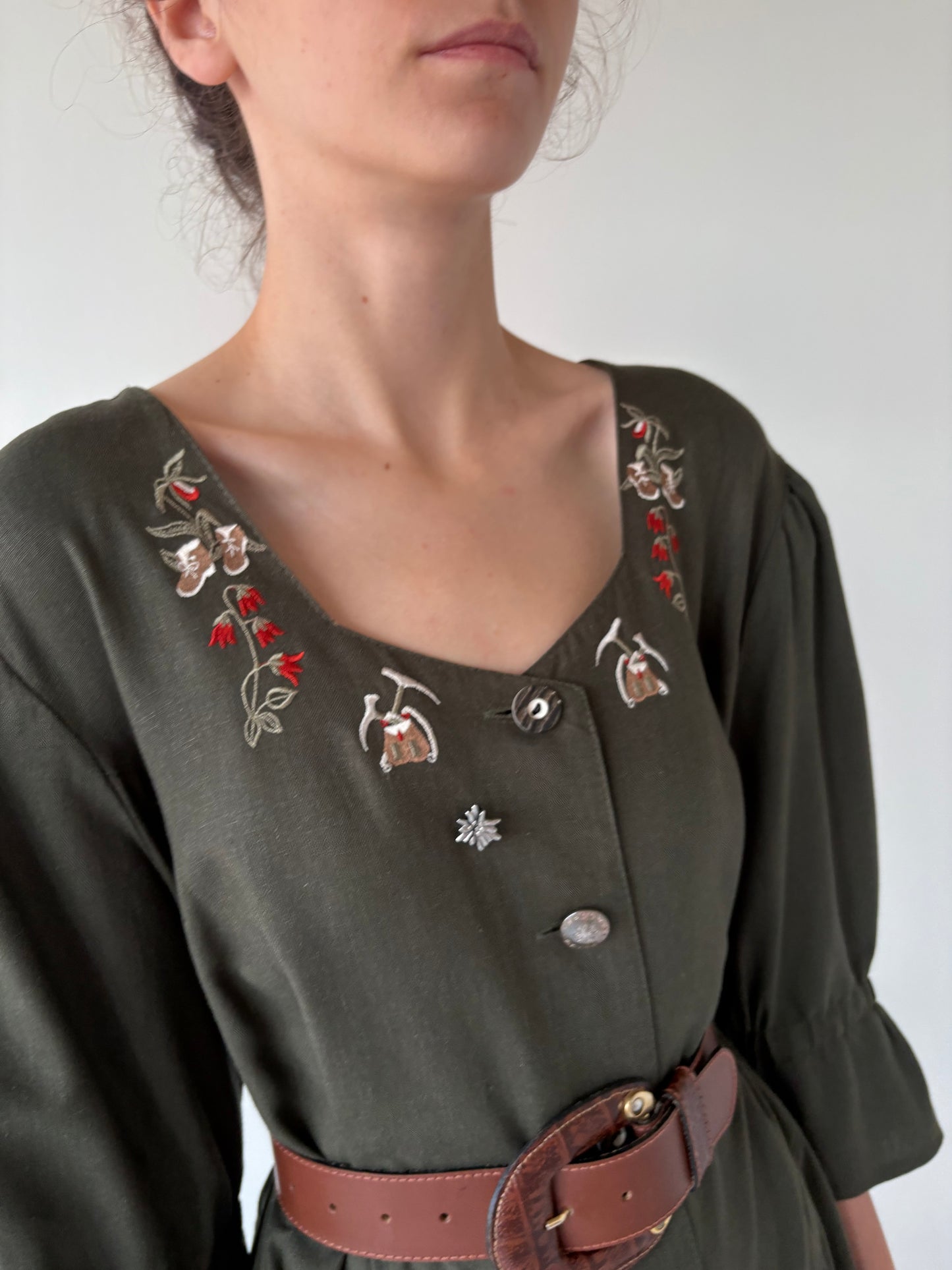 Rochie vintage din pânză de in cu corsaj și buzunare