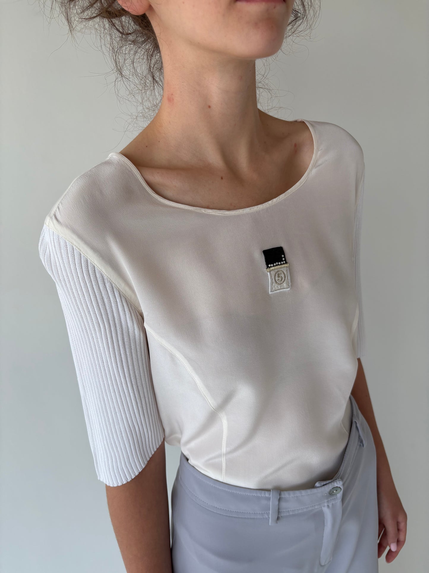 Top italian din mătase naturală în croi minimalist