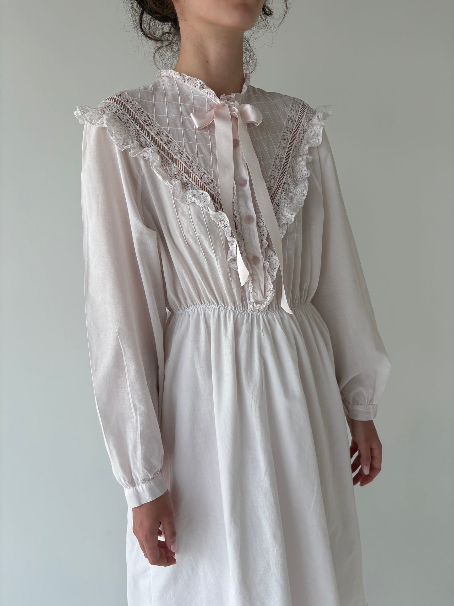 Rochie vintage roz pudrat cu lucrătură manuală și dantelă din panzica