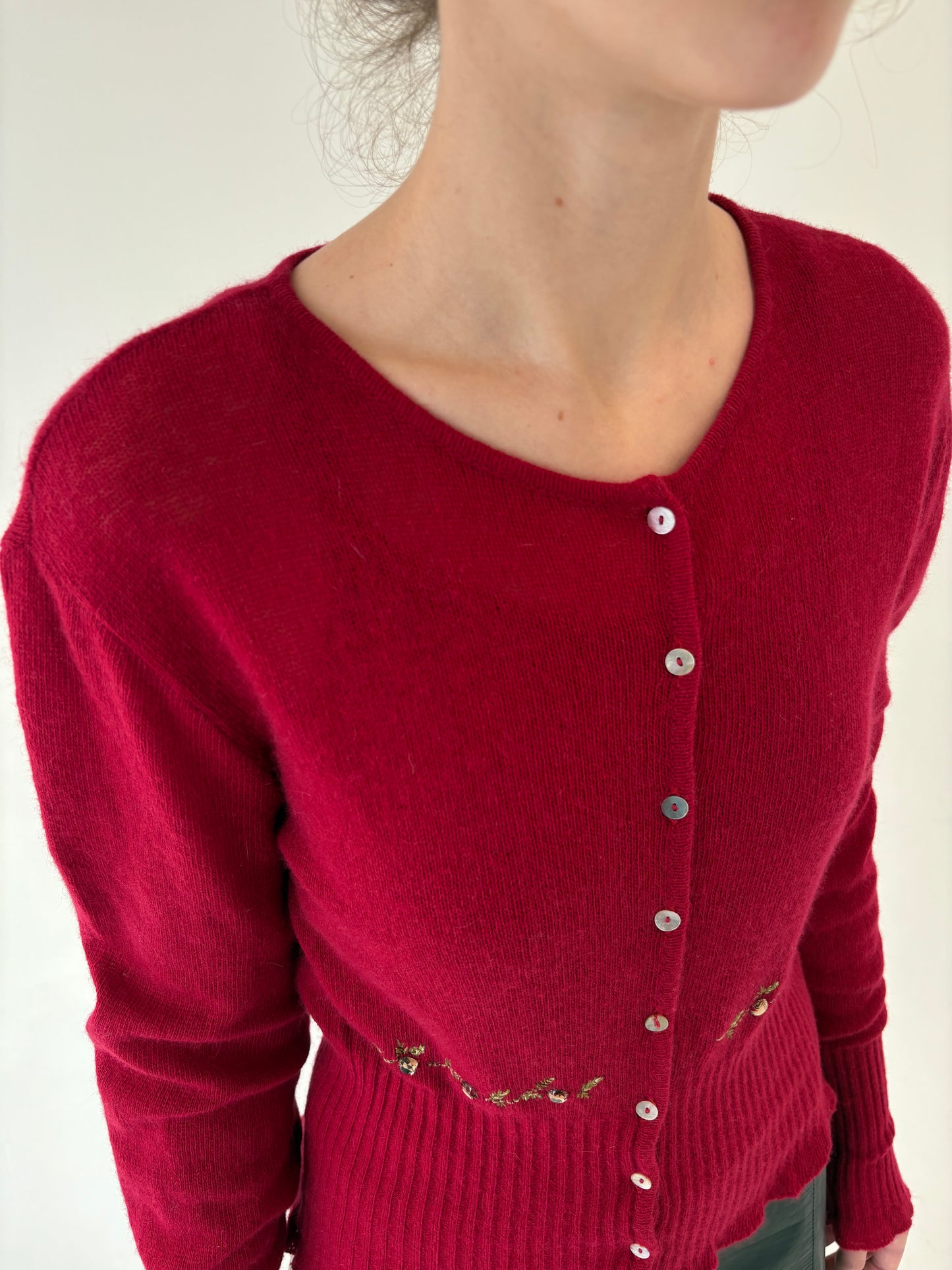 Set vintage tall dark cherry red din lana extrafina cu broderie superbă