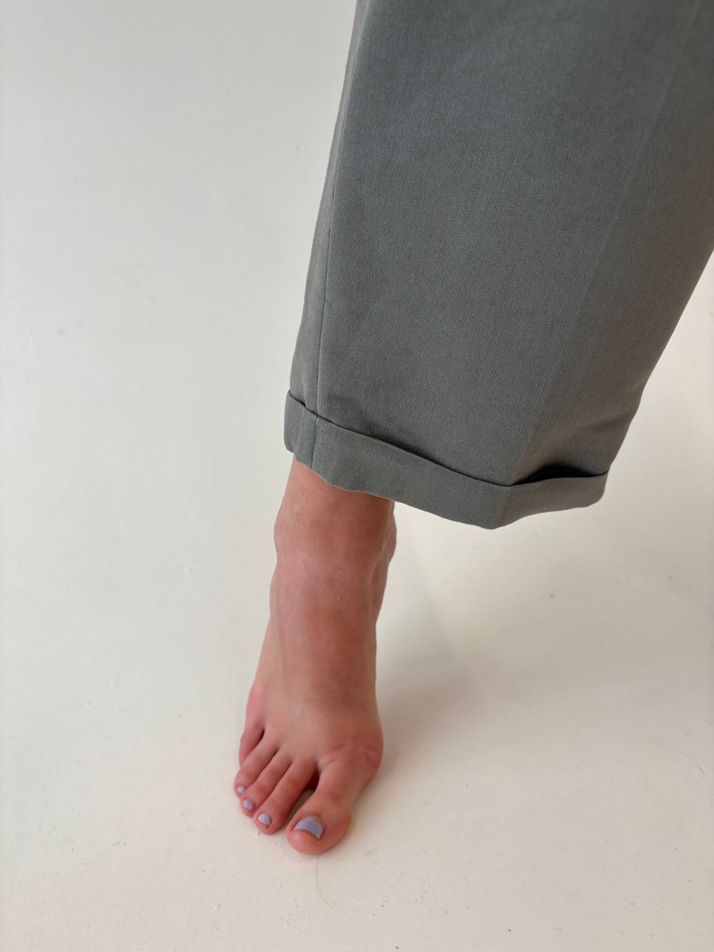 Pantaloni vintage cu pense și talie ultra înaltă Sage green din gabardină
