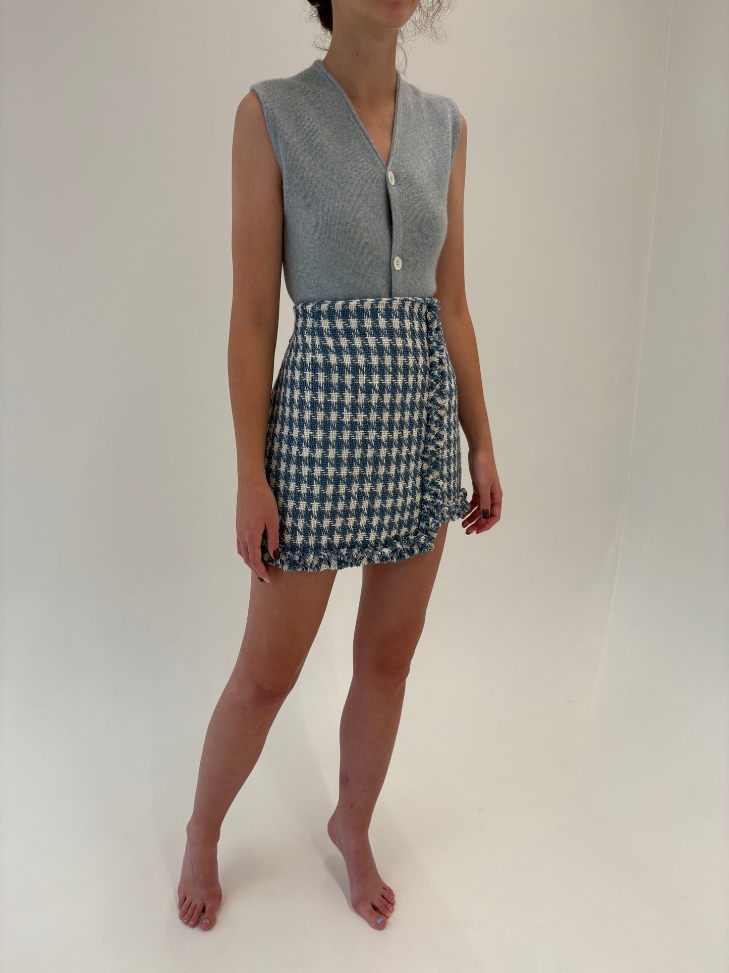 Fustă din tweed în stil Chanel butter white cu jeans blue