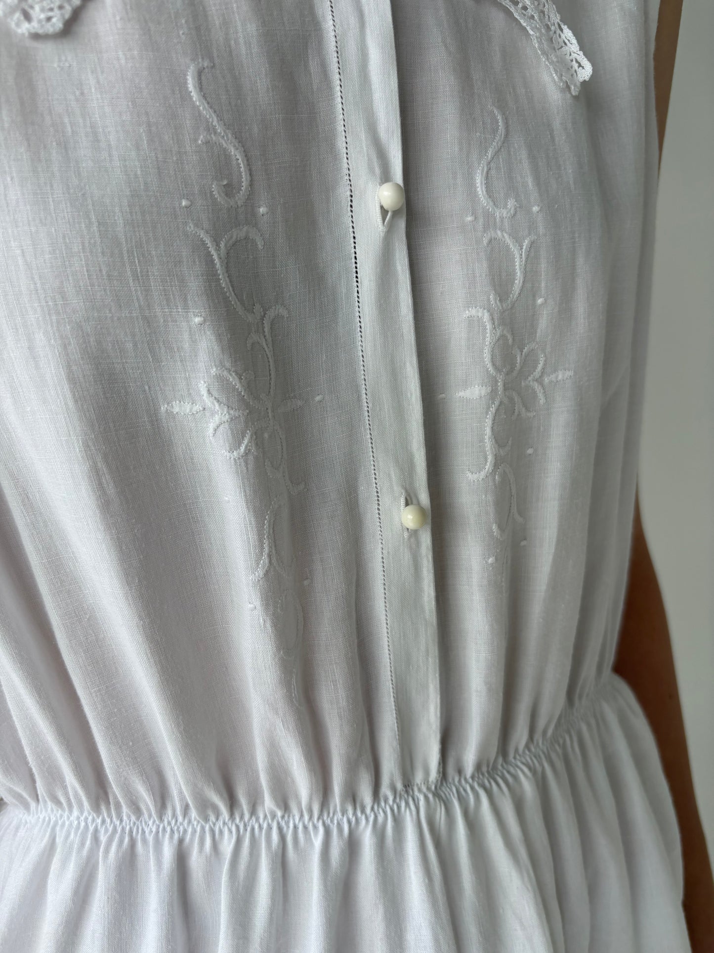 Rochie vintage din in moale cu broderie manuală și dantelă macrame
