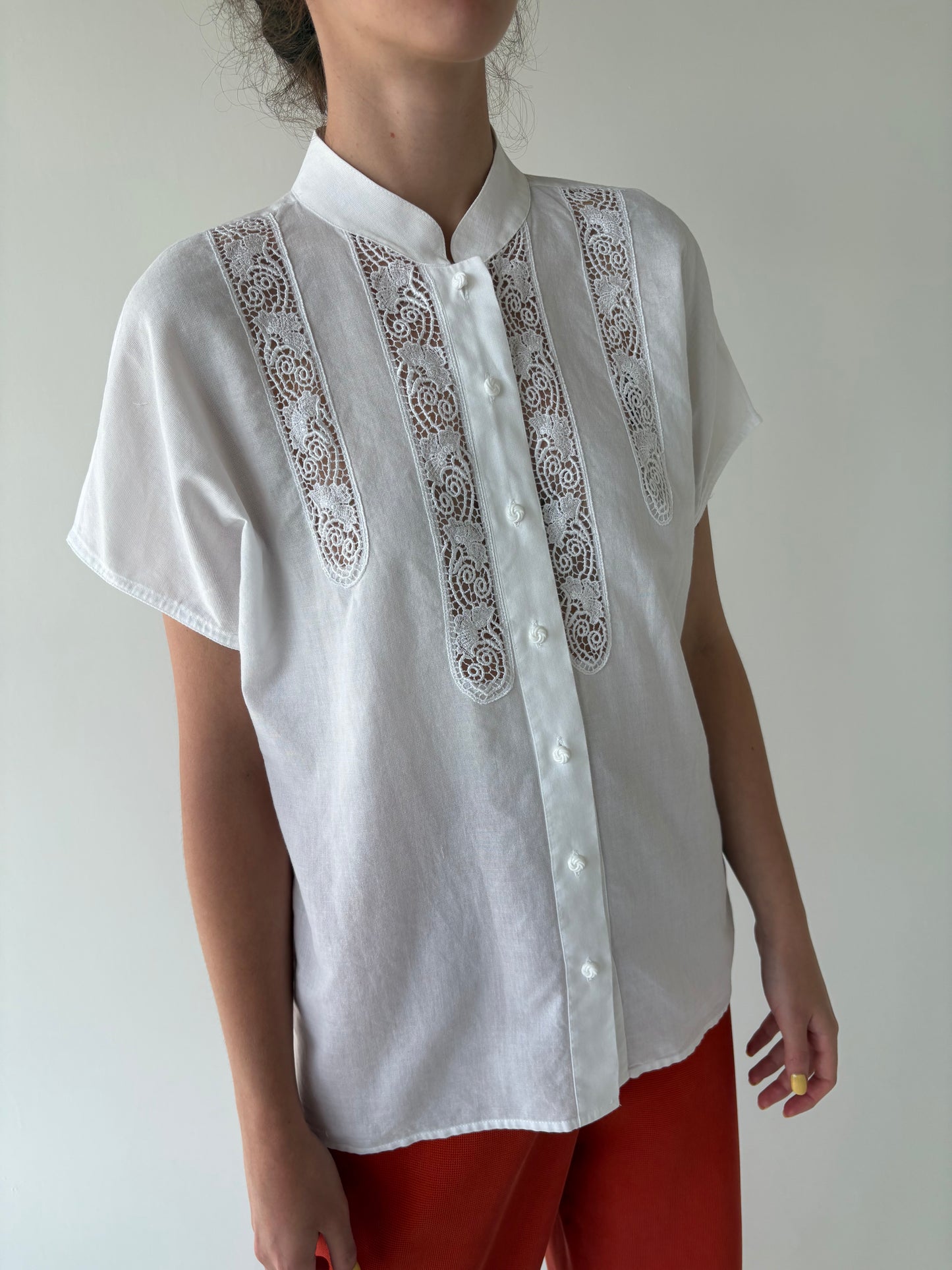 Cămașa vintage din pânză moale de în cu inserții de dantelă macrame