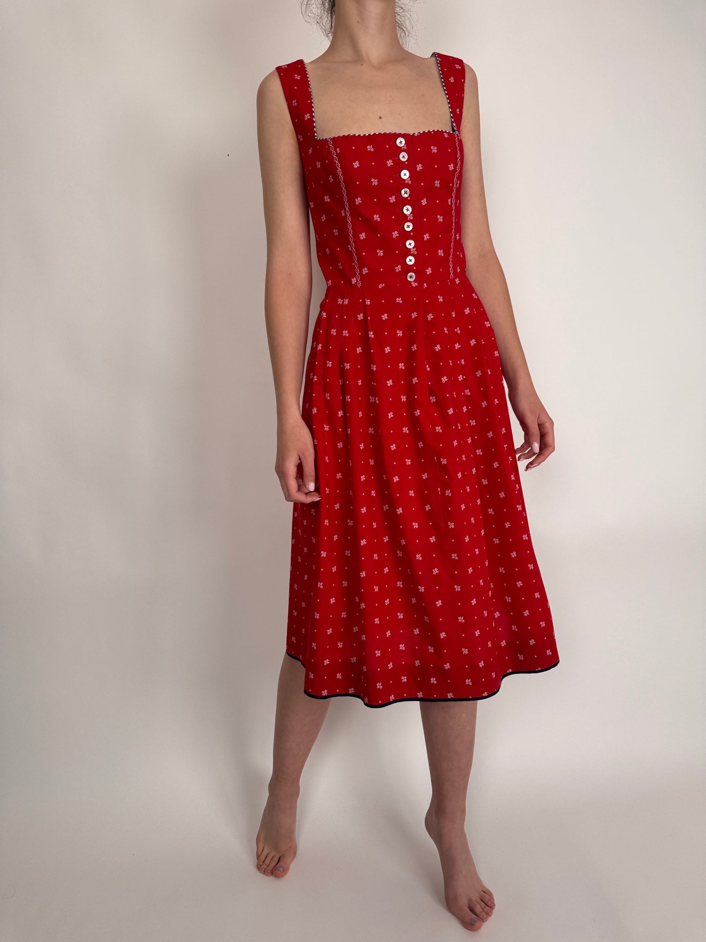 Rochie vintage cherry red cu corsaj și talie ultra marcată din pânză fină