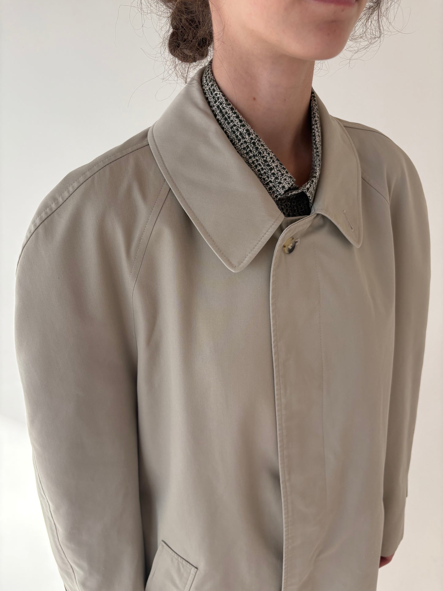 Trench vintage light nude impermeabil în croi revenit în trend