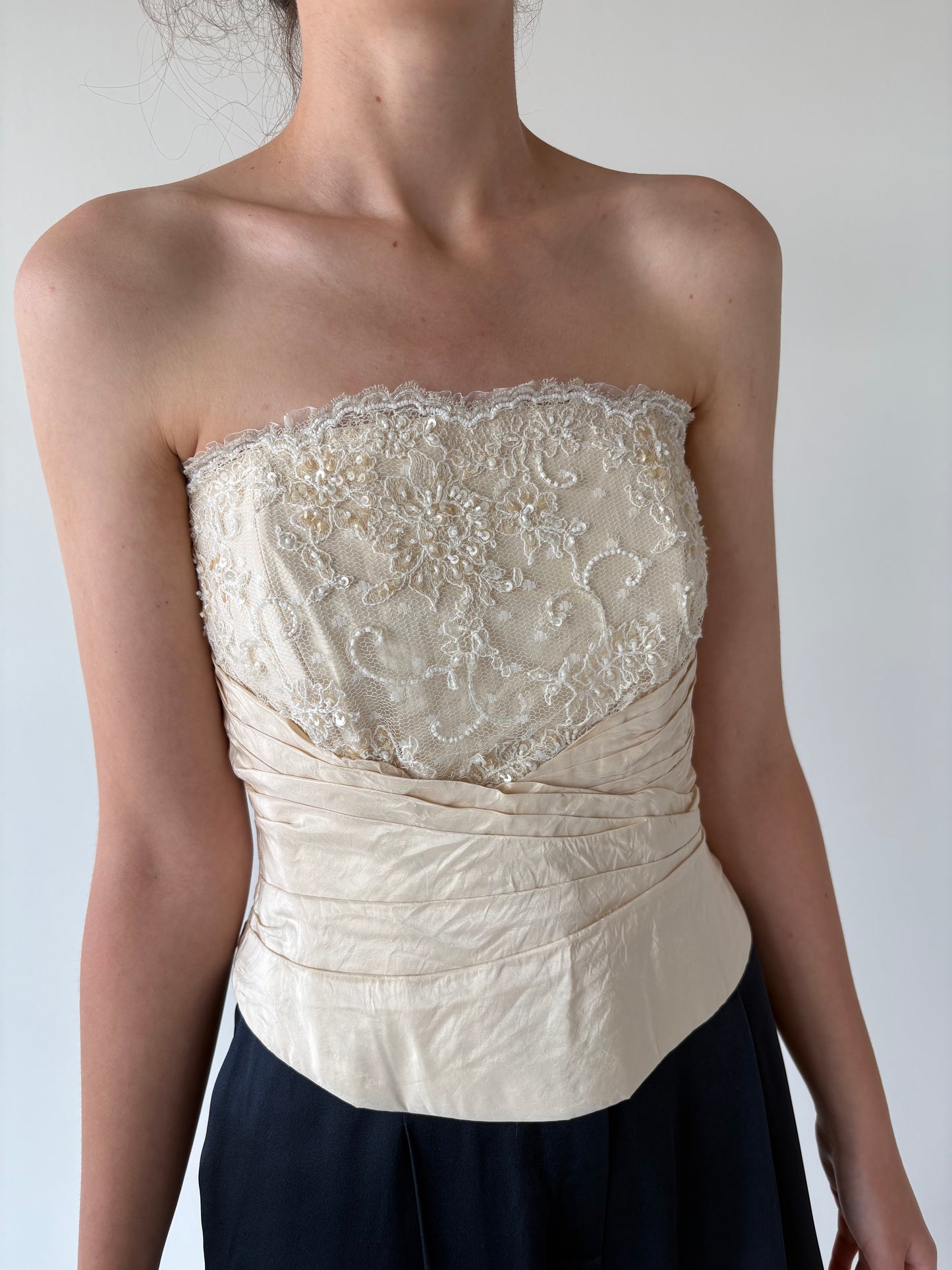 Corset butter white reglabil cu aplicații manuale și dantelă chantily