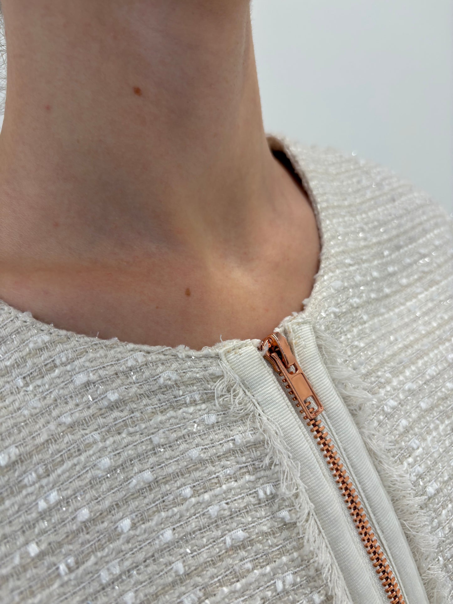Sacou off white din tweed în stil Chanel cu feronerie rose gold