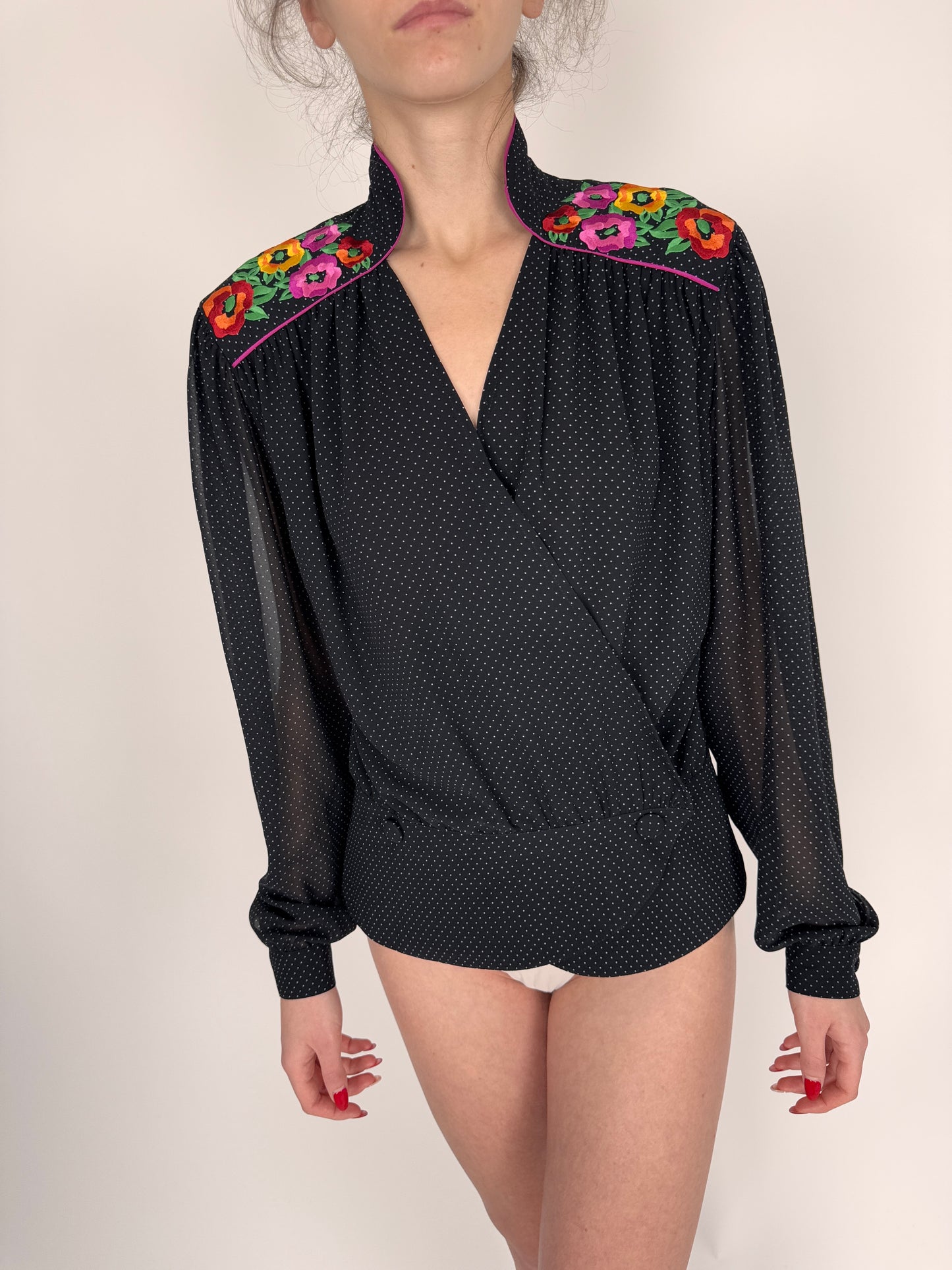 Cămașa neagră parte peste parte cu broderie masiva colorată