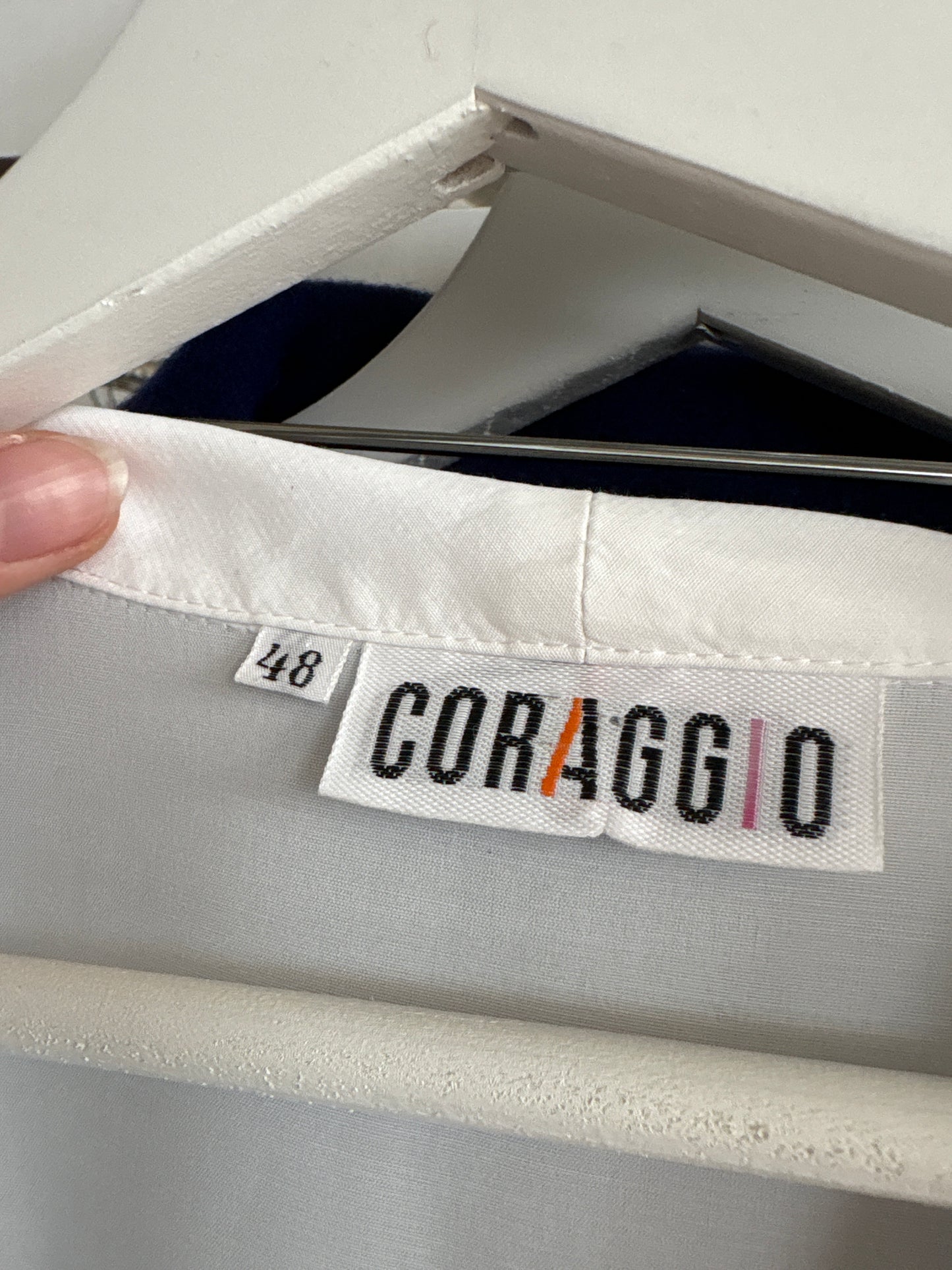 Cămașa premium italiană în croi minimalist cu revere lejere