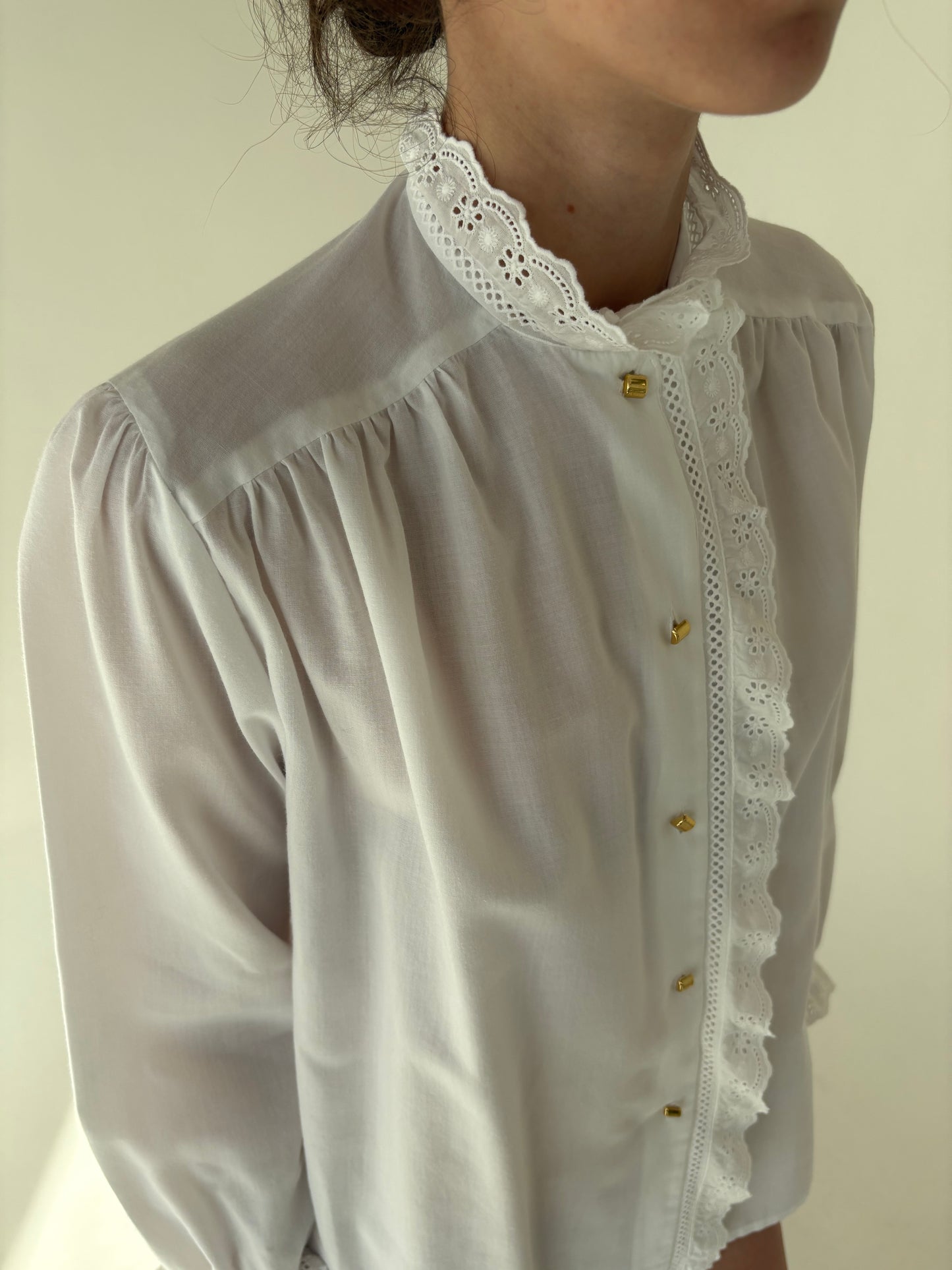 Cămașa vintage cu broderie anglaise și jabou asimetric