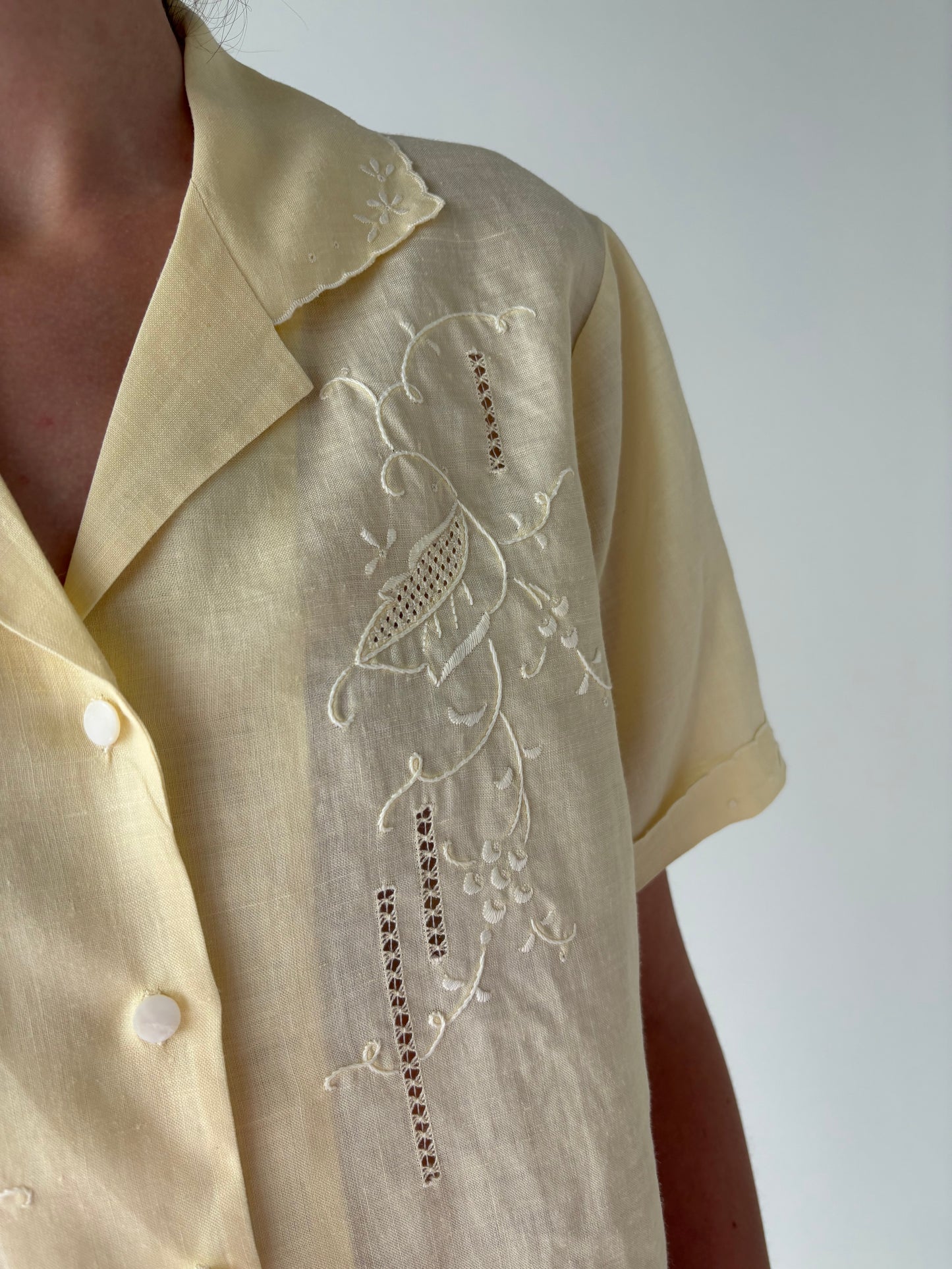 Cămașa luxury din in cu broderie manuală excepțională