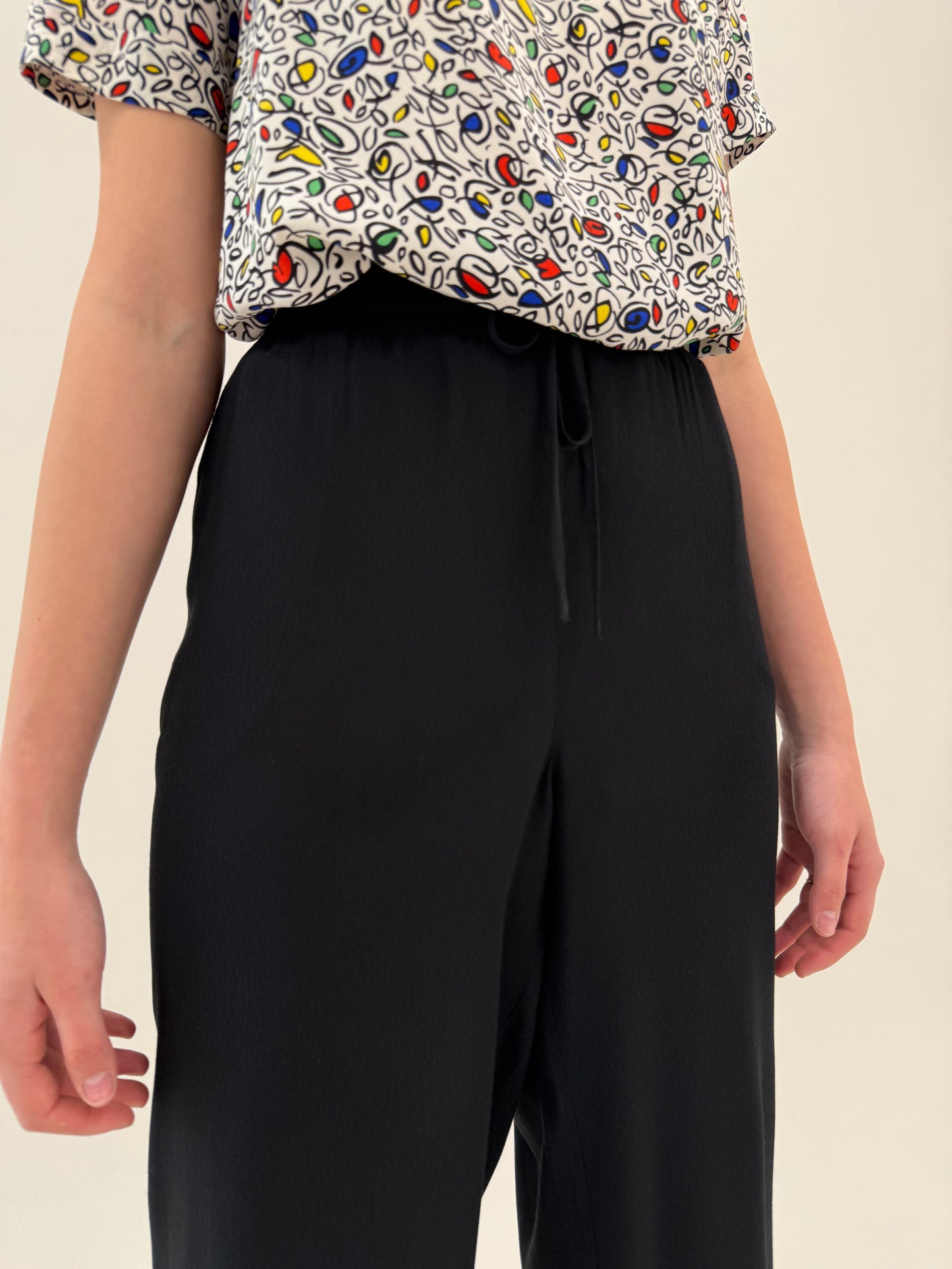 Pantaloni tall negri în croi drept din crep cu talie ultra înaltă elastică