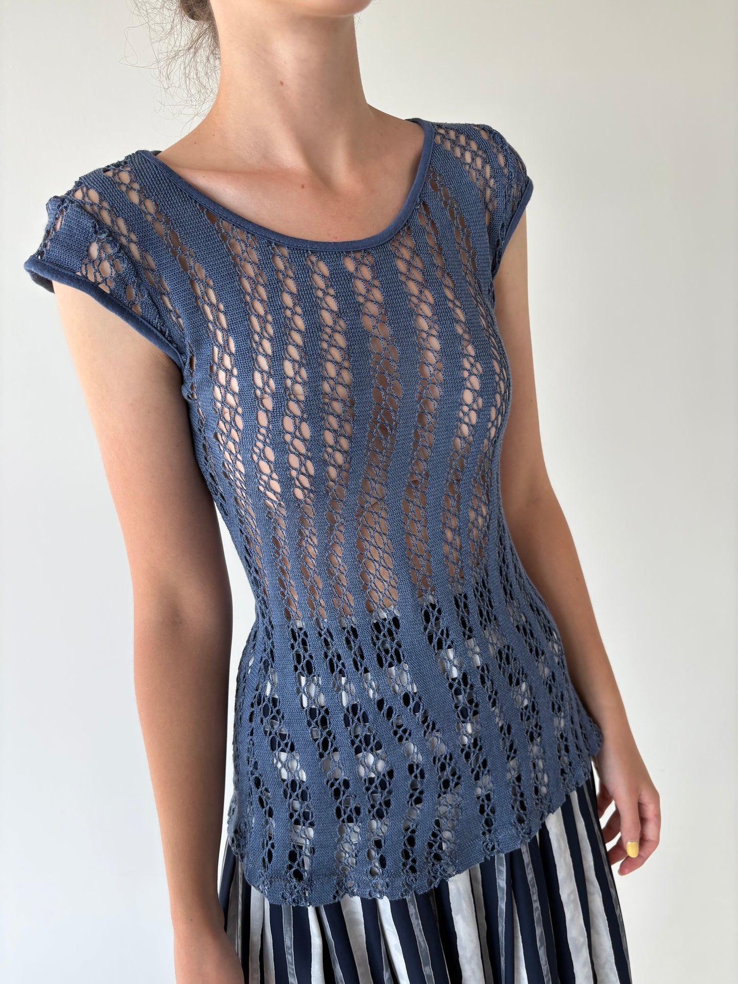 Top cambrat din jerse super vaporos dantelat