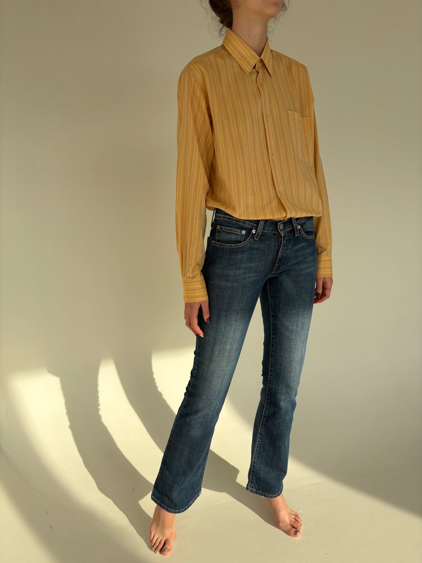 Jeans Levi’s bootcut classic wash in croi super revenit în trend