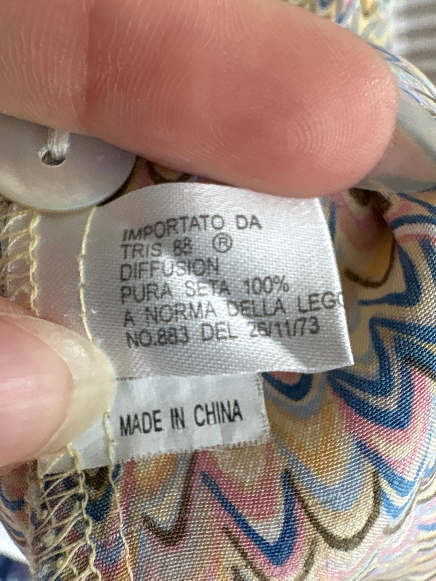 Cămașa din mătase naturală cu print în culori pudrate și nasturi mother of pearl