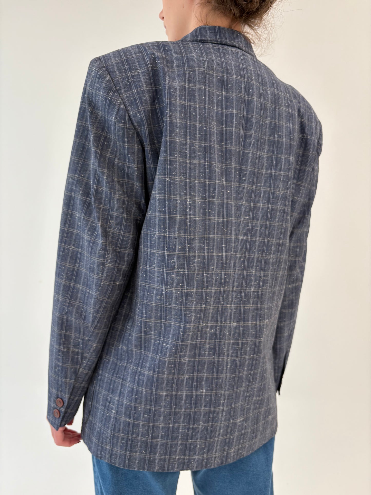 Sacou jeans blue în carouri fine cu închidere dublă din stofita