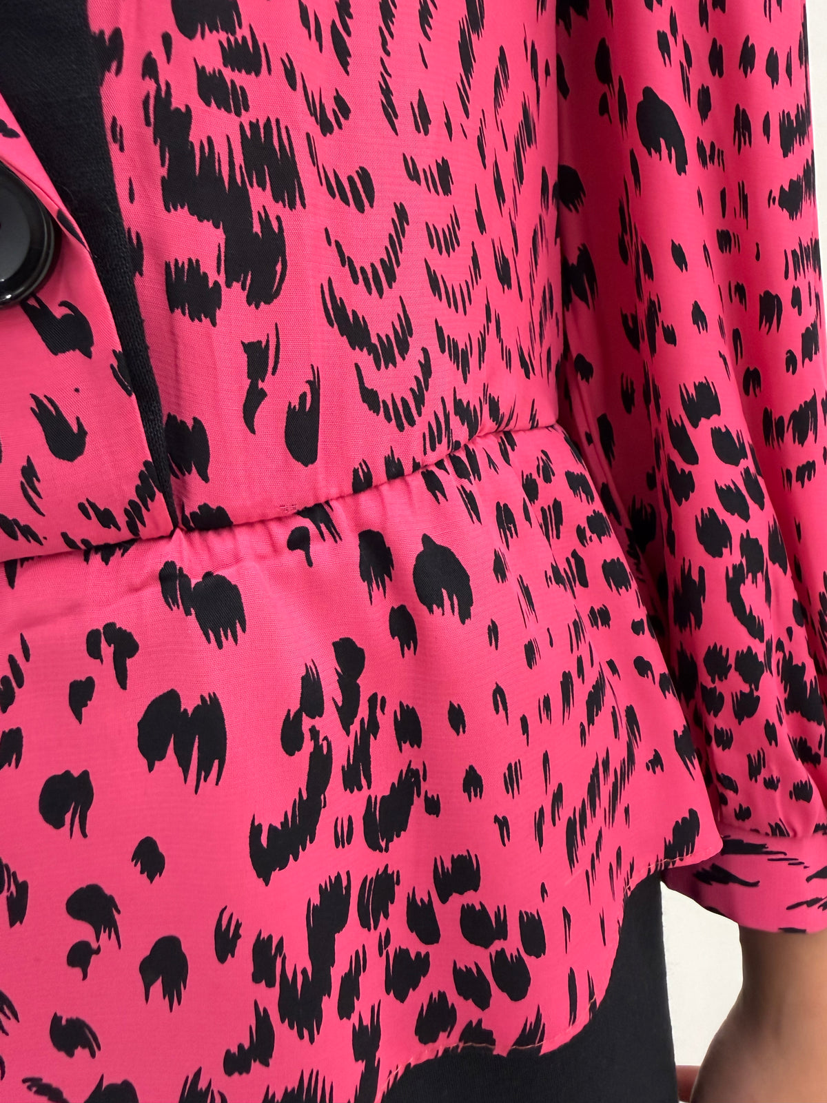 Rochie vintage cu peplum și animal print stilizat fucsia cu negru petite