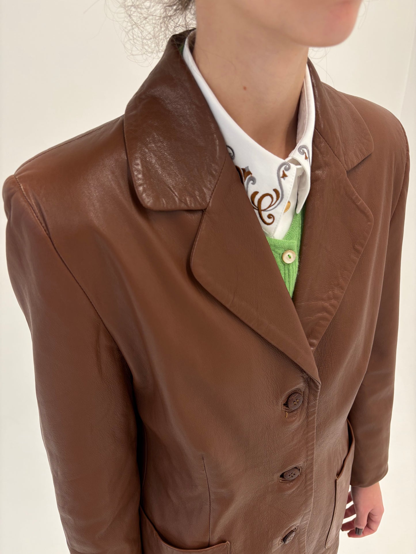 Sacou chocolate brown petite ușor cambrat din piele naturală