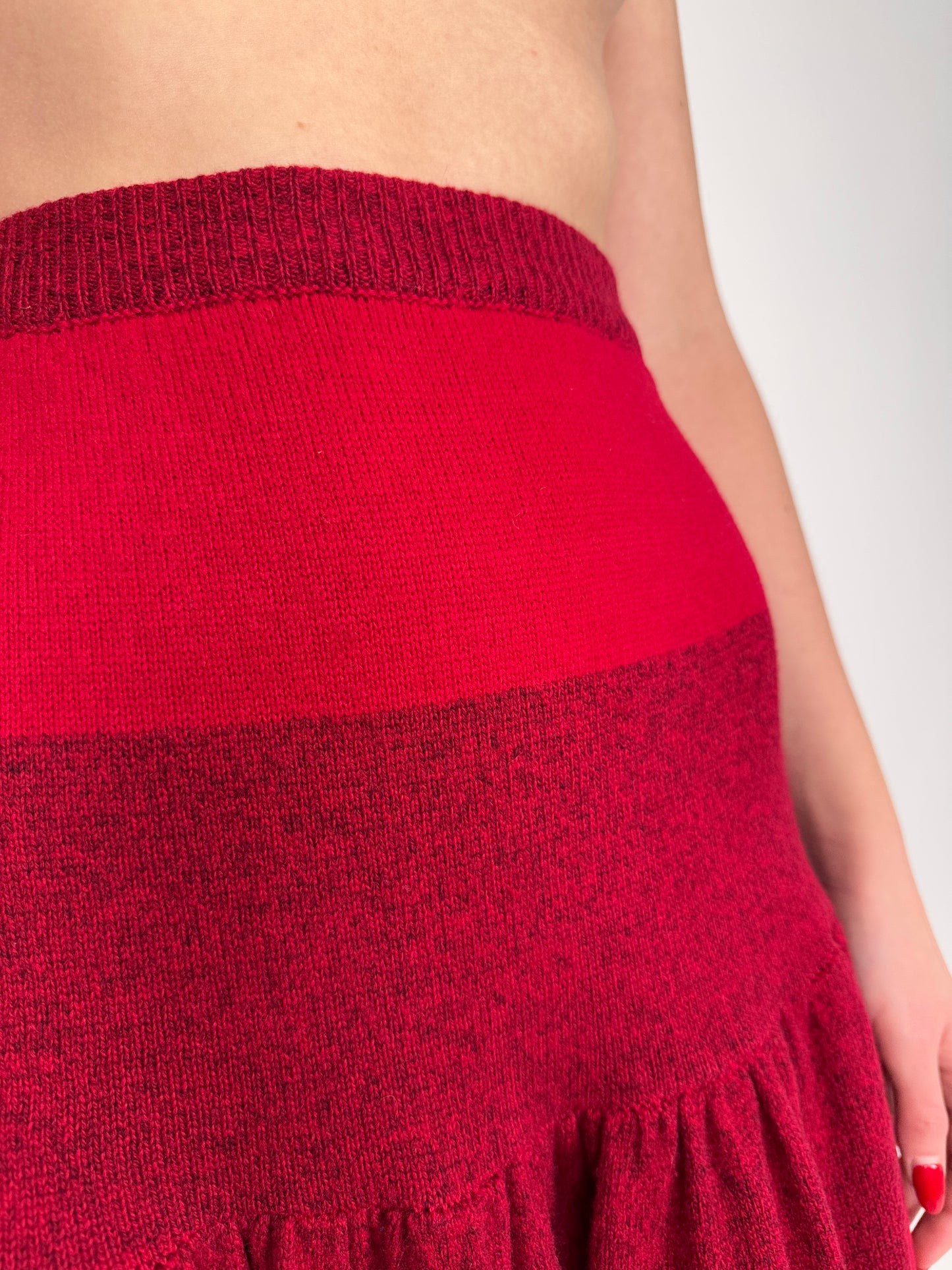 Fustă cherry red din tricot de lana extrafina cu talie ultra marcată înaltă