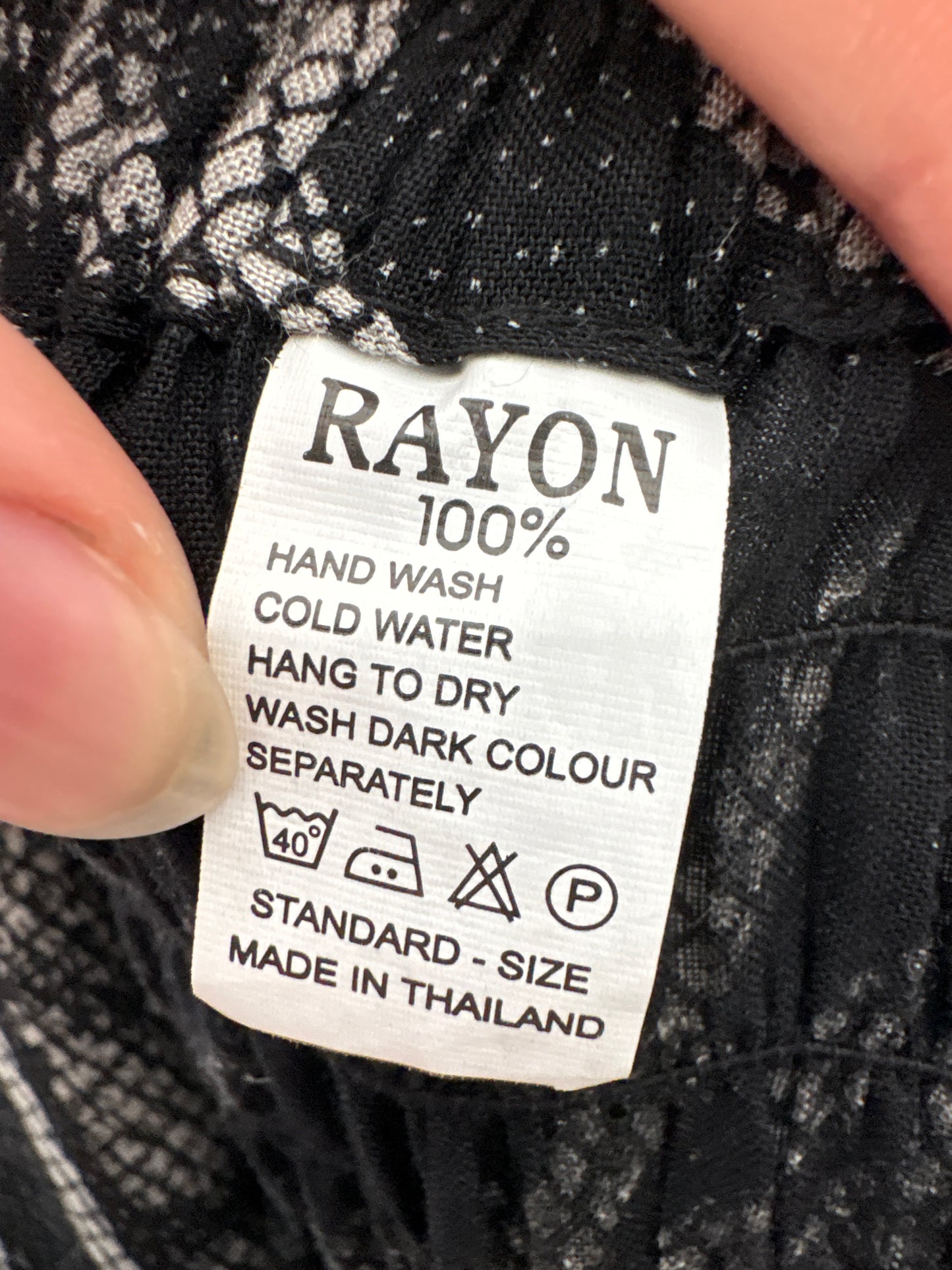 Pantaloni negri palazzo cu print organic stilizat