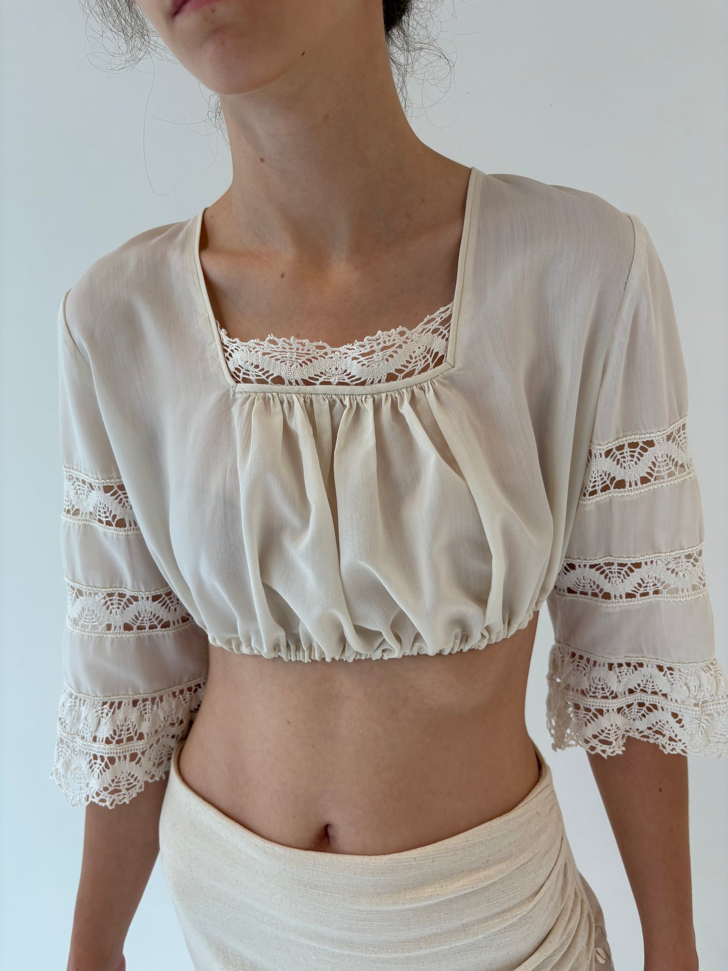 Top vintage butter nude din panzica cu inserții de dantelă macrame