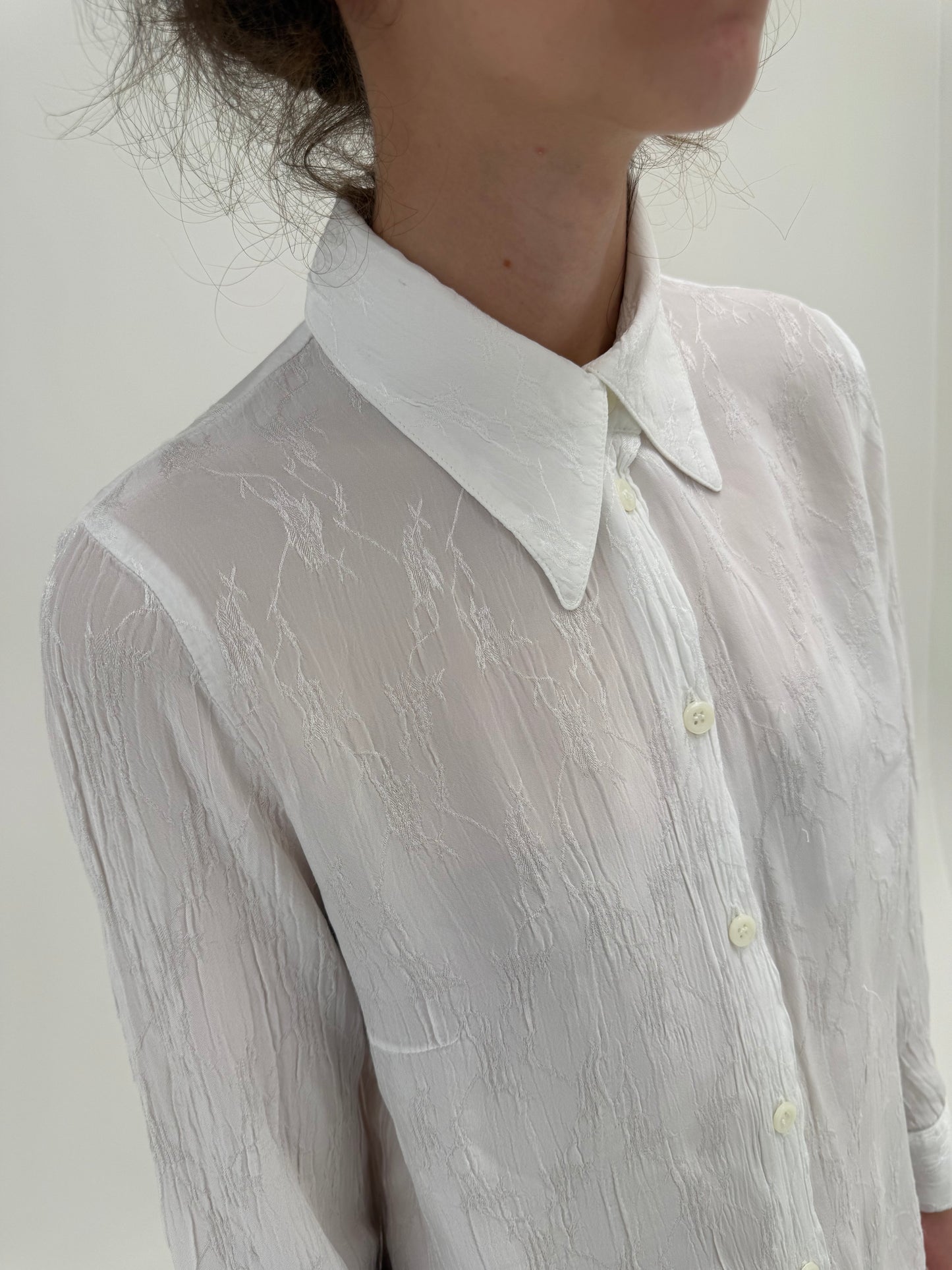 Cămașa premium integral brodată cu revere ușor supradimensionate