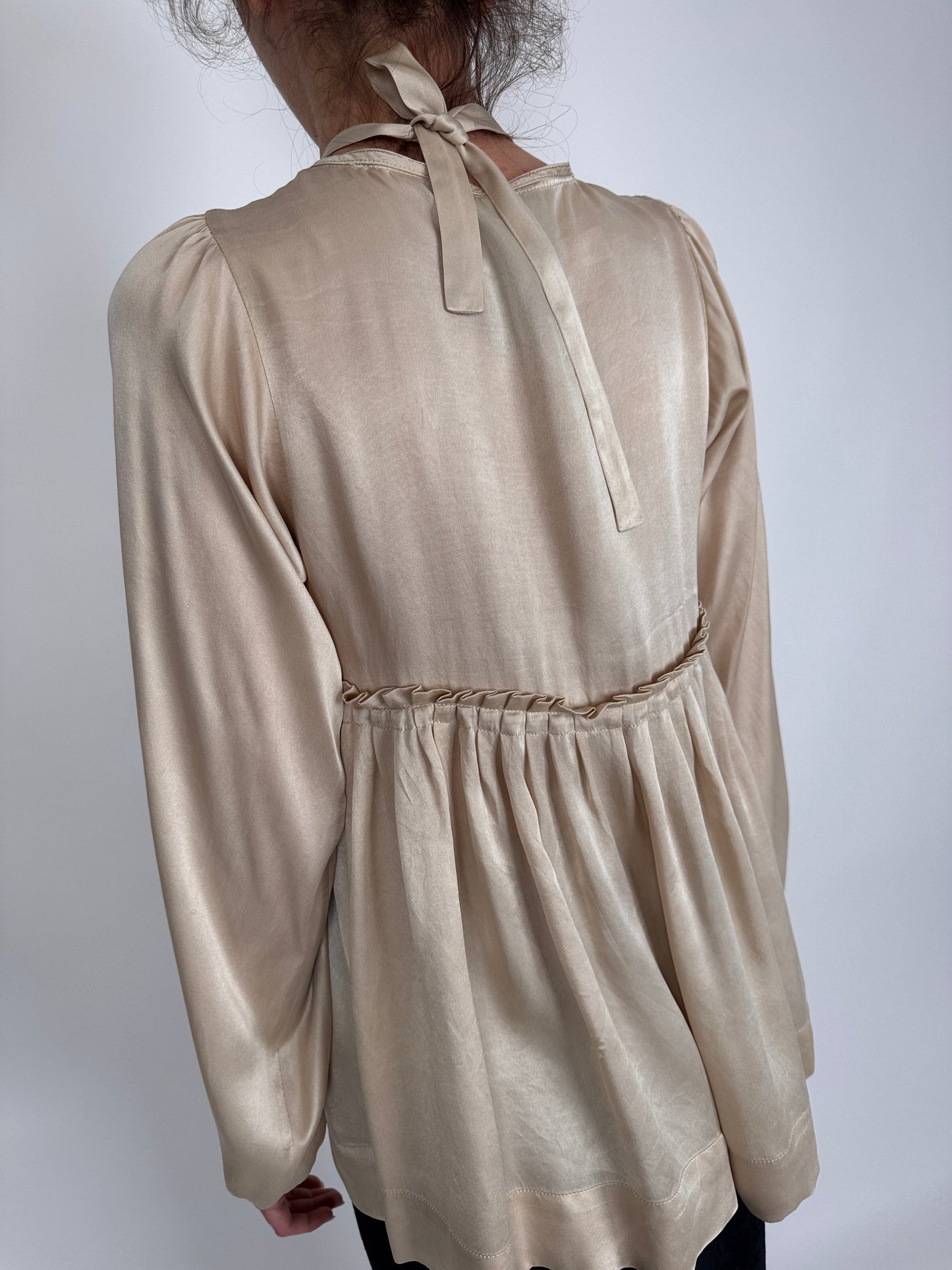 Bluză beige cu efect de peplum din mătase naturală și mâneci ample