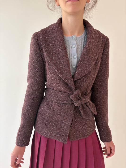 Sacou usor cambrat cu cordon din stofă de lana extafina si revere rotunjite