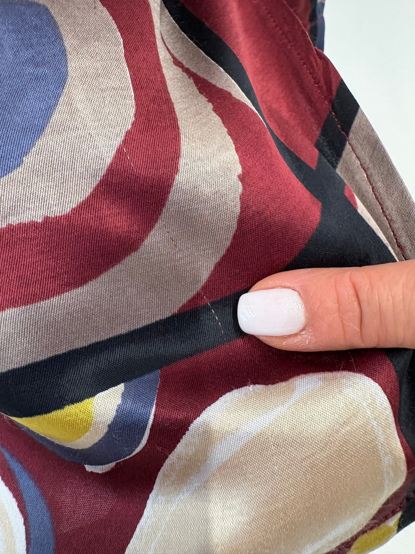 Cămașa vintage satinata cu print burgundy geometric