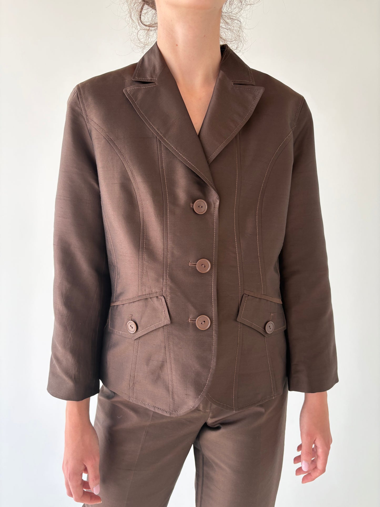 Costum în croi clasic chocolate brown din pânză de mătase naturală