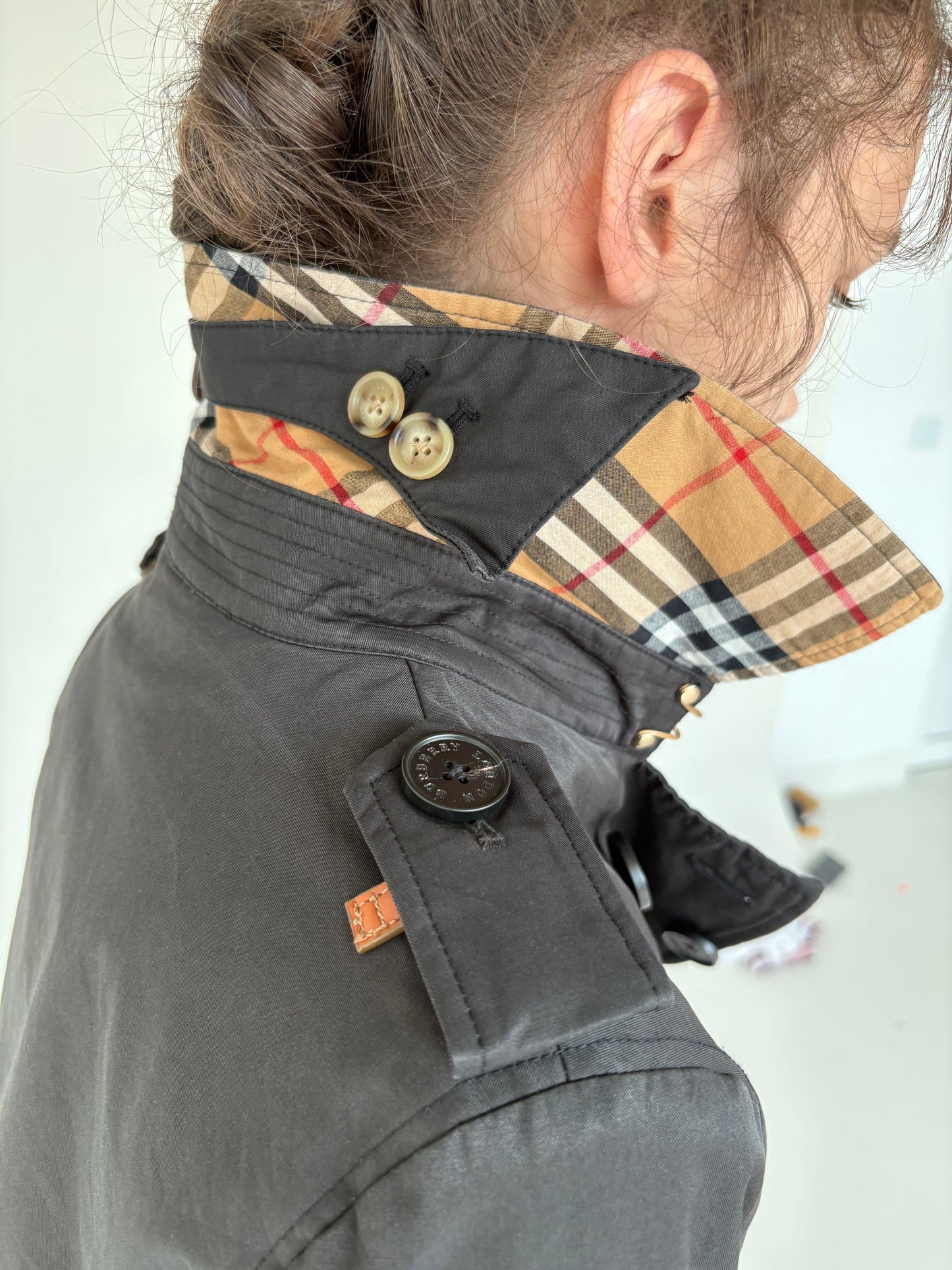Trench negru Burberry impermeabil cu aplicații din piele naturală